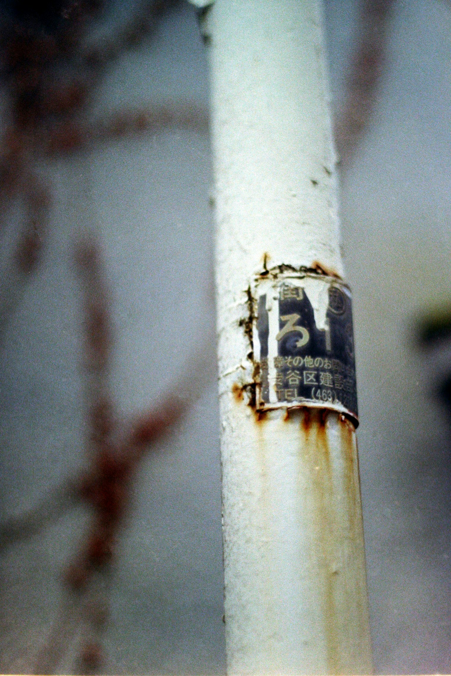 暗い背景にシンプルなデザインのグレーの四角形