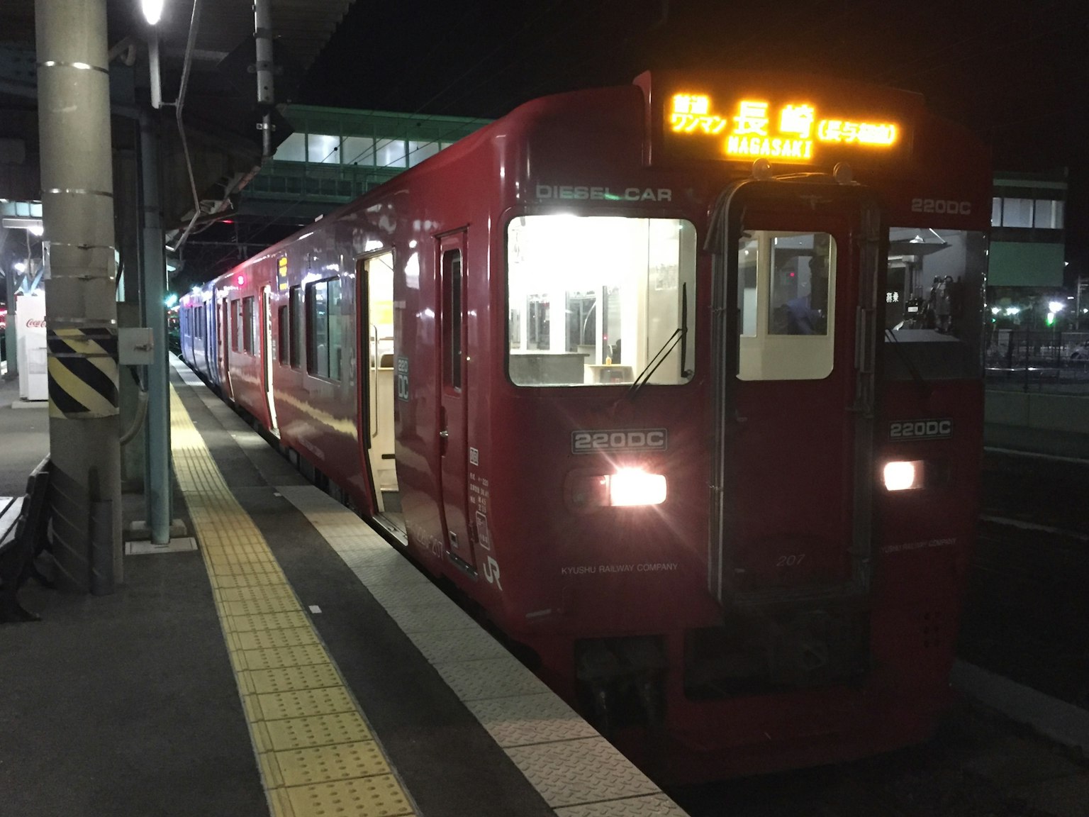 夜间停靠在车站的红色火车