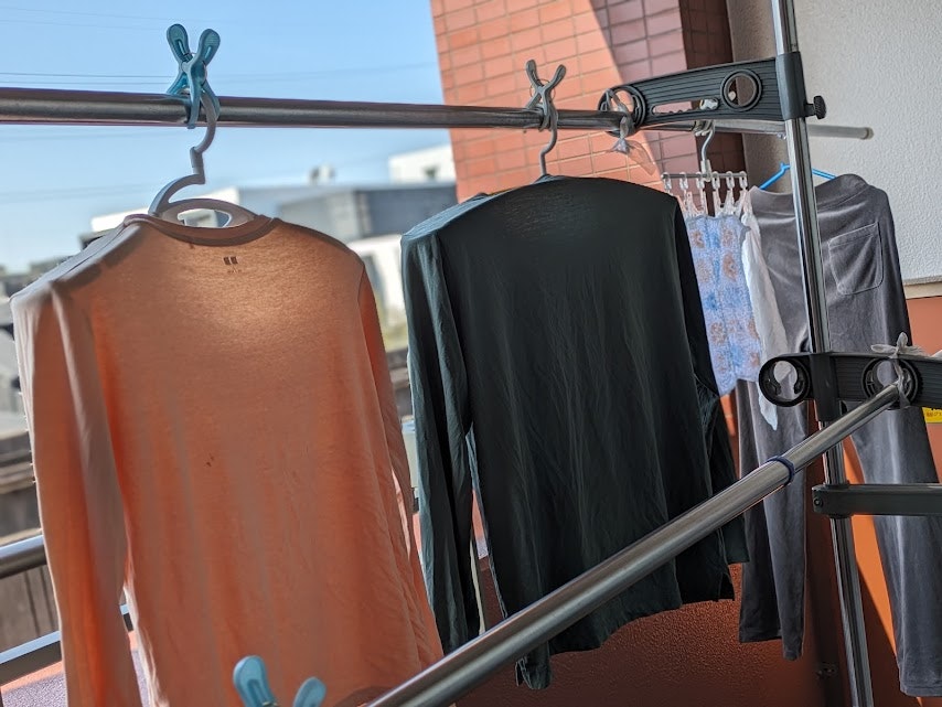 戶外晾衣架上的衣服與衣架