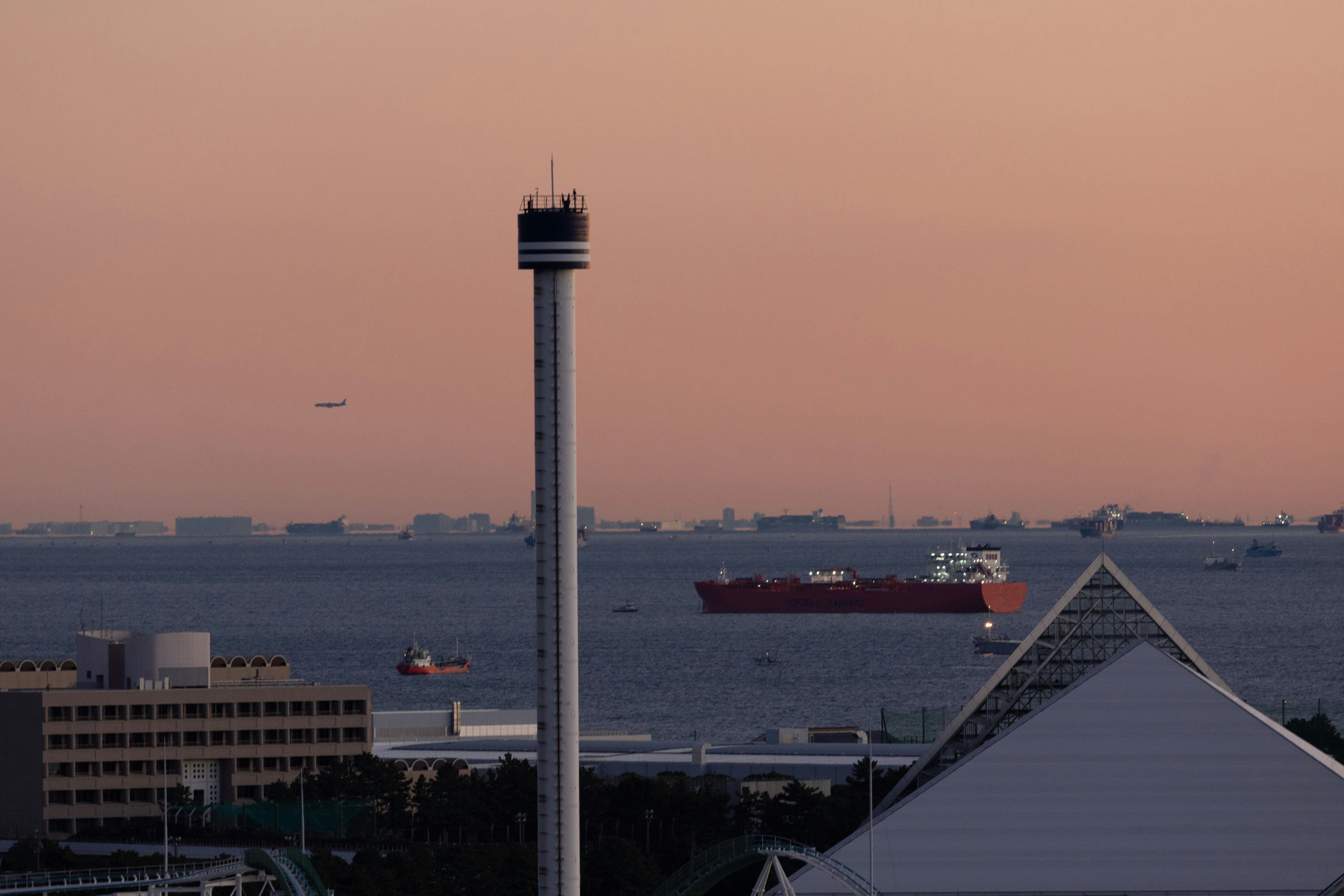 海港海岸與高聳觀景塔的黃昏景