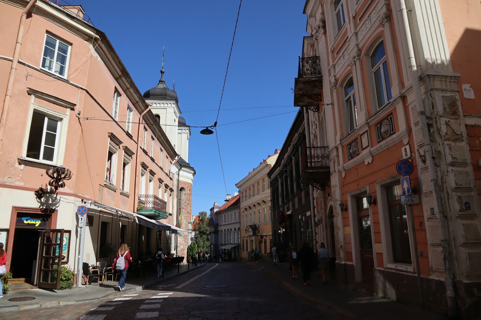 Charmante Straßenszene mit bunten Gebäuden und klarem blauen Himmel