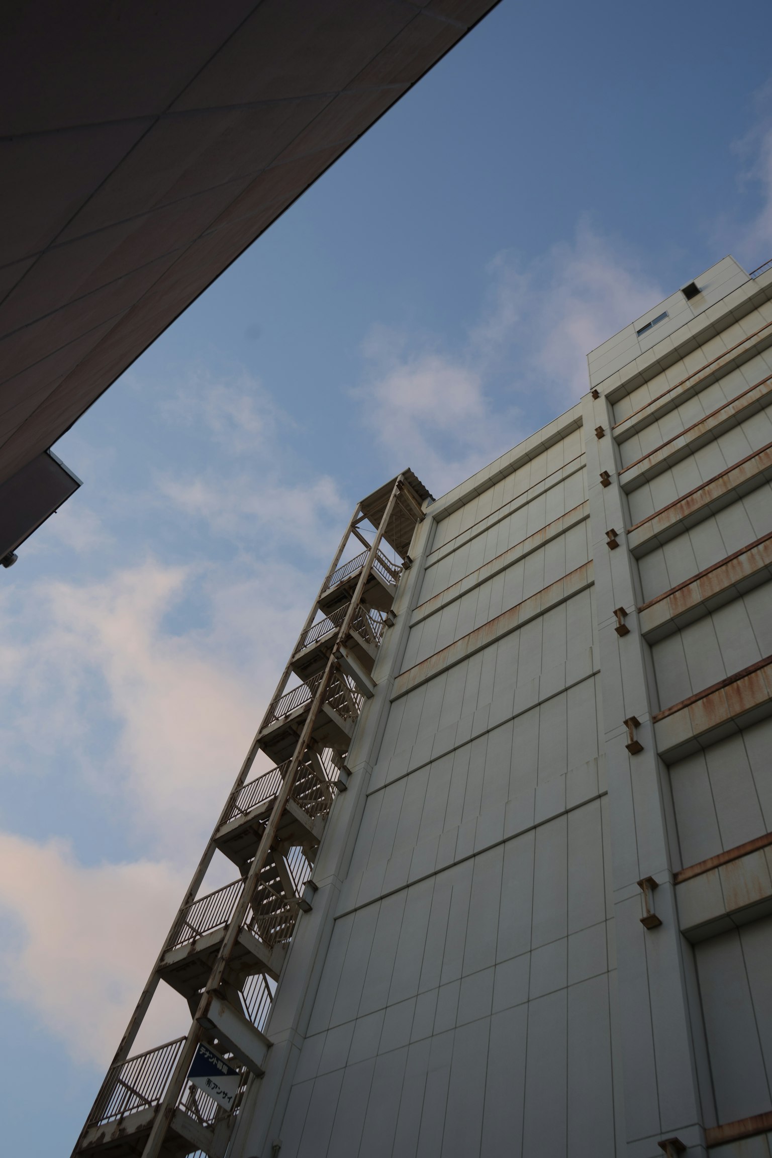 高层建筑侧面与蓝天和云朵的背景