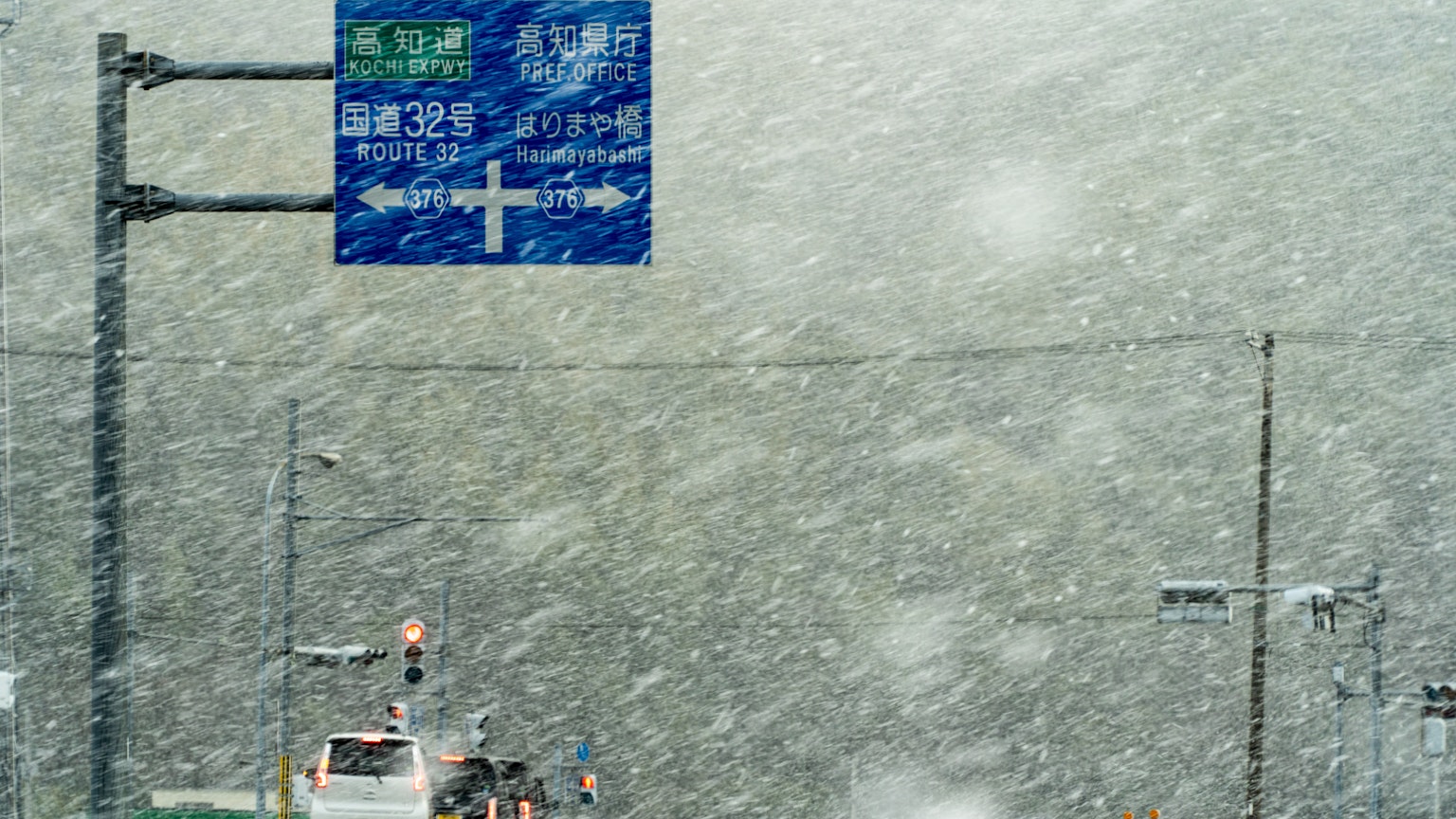 Panneau de signalisation et route sous une forte neige