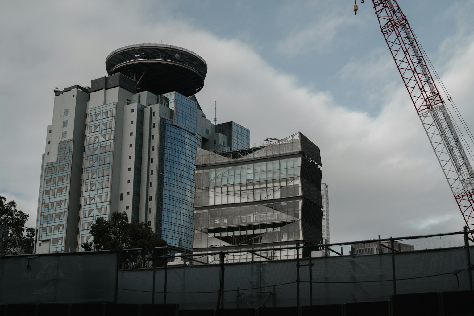 城市景觀中的現代建築和起重機