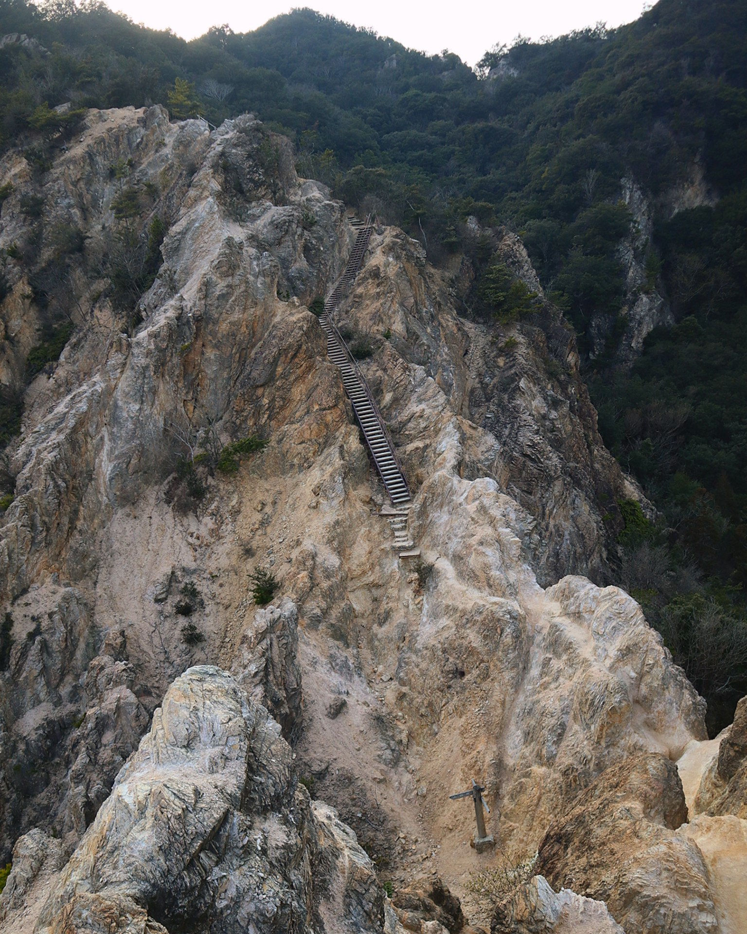 Un sentier en bois le long d'une falaise rocheuse escarpée