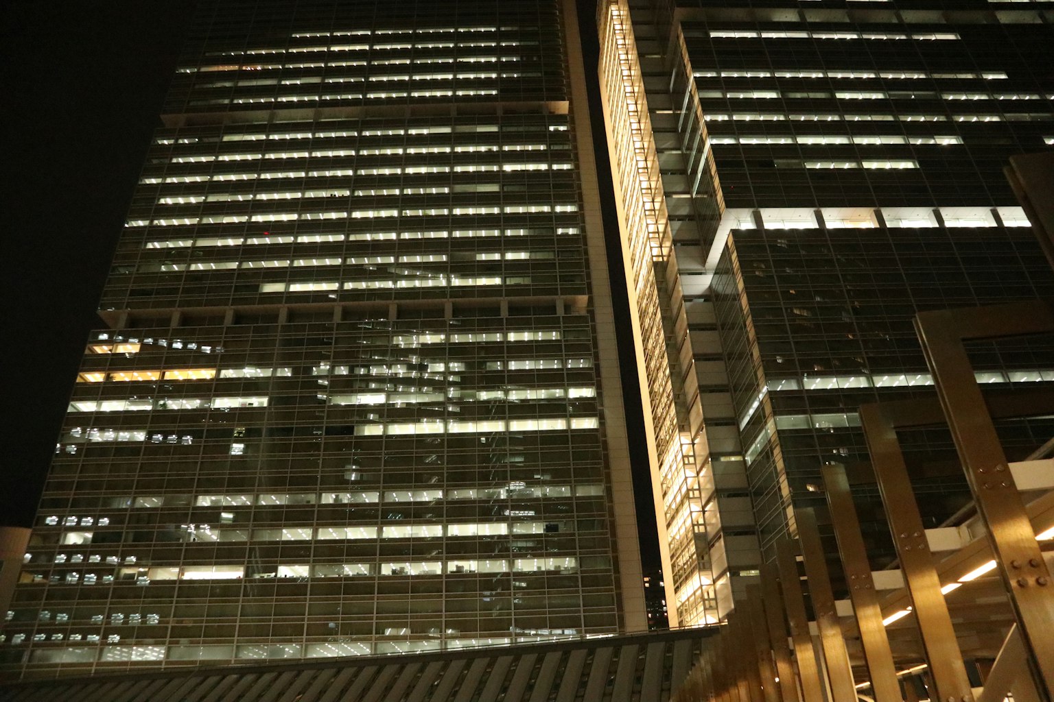 Finestre luminose di grattacieli moderni di notte