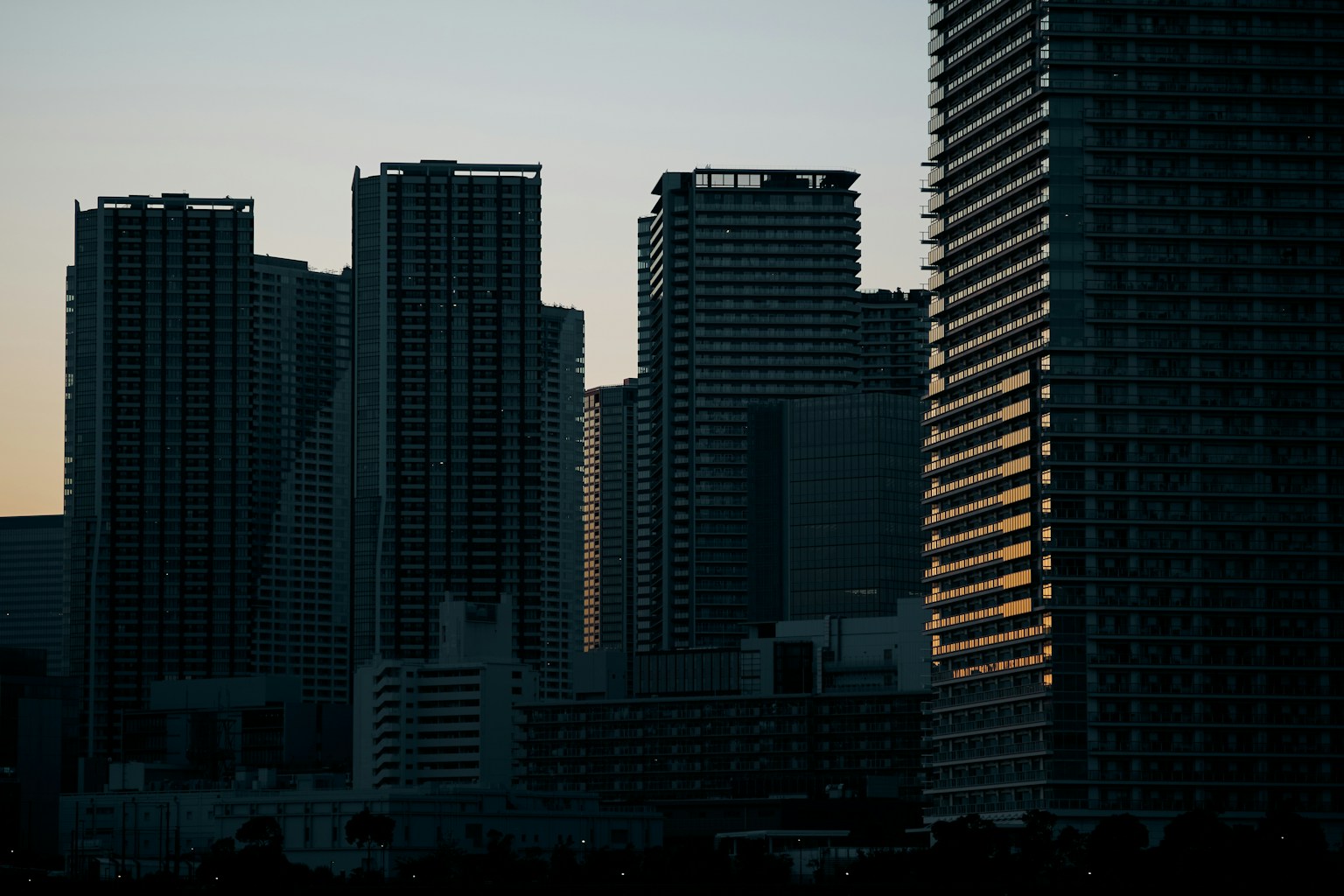 夕暮れ時の高層ビル群のシルエット