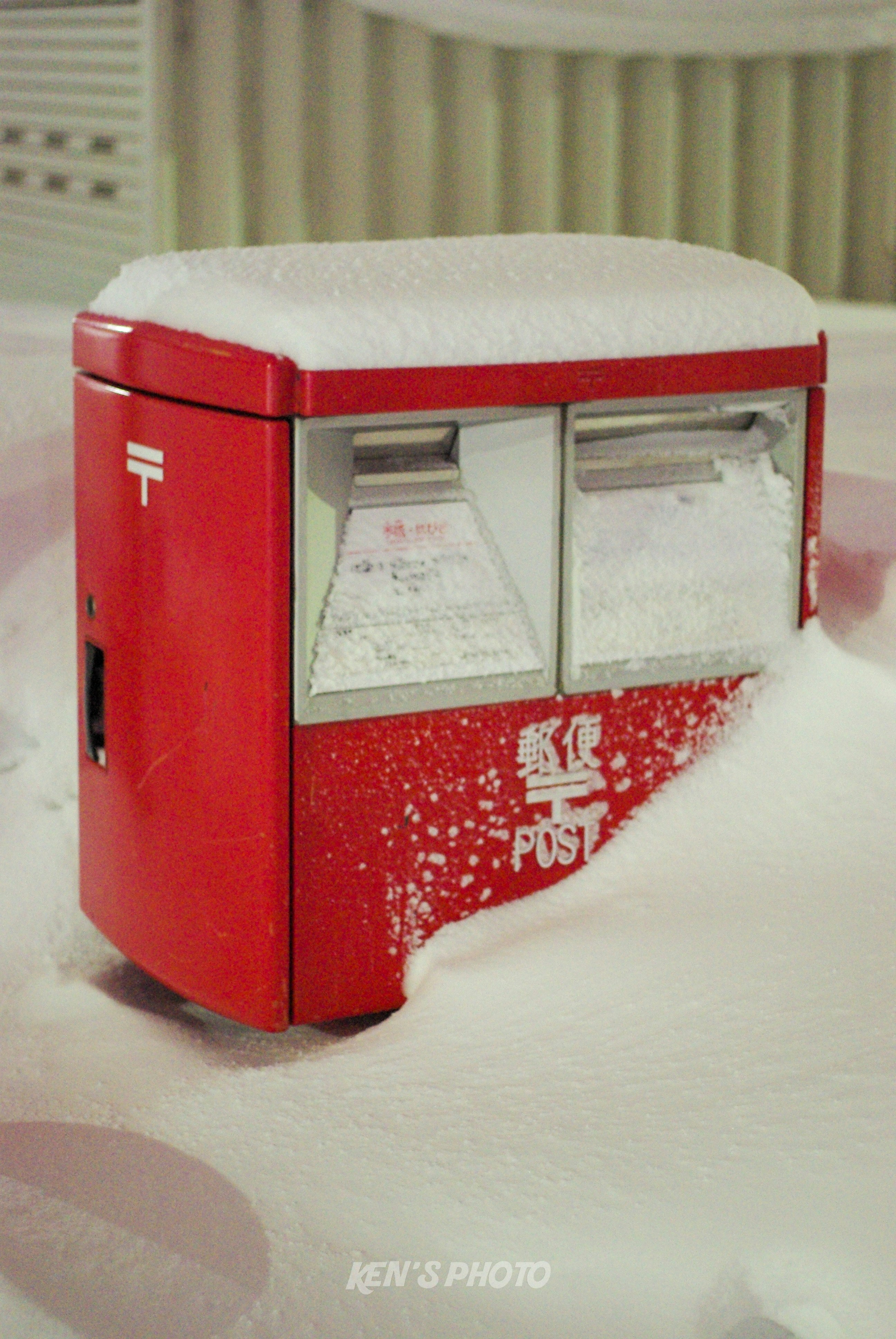 雪に覆われた赤い郵便ポストの画像