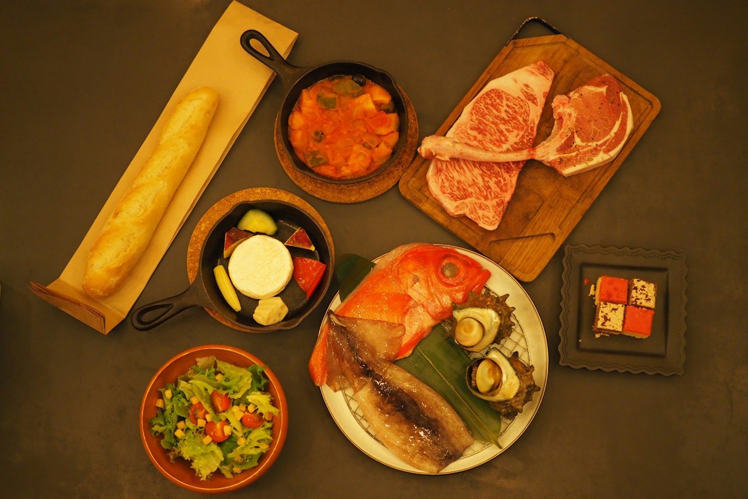 Un assortiment de plats colorés disposés sur une table
