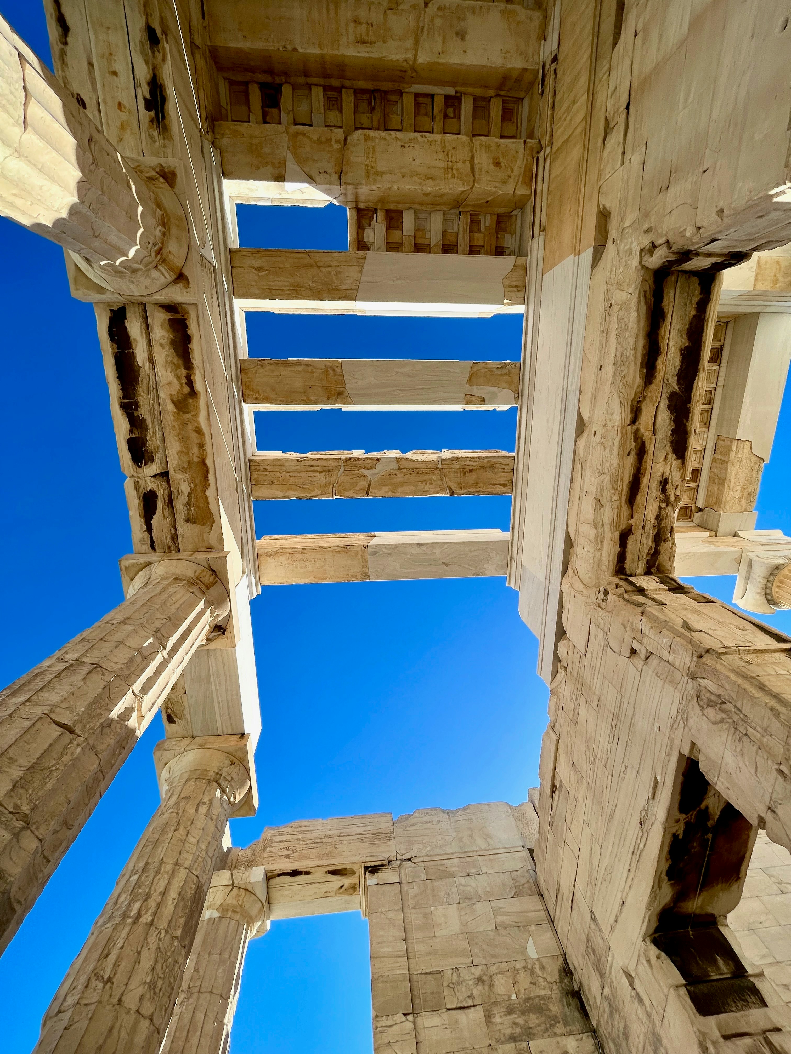 ギリシャ アテネのアクロポリスの丘にある神殿の石柱と青空