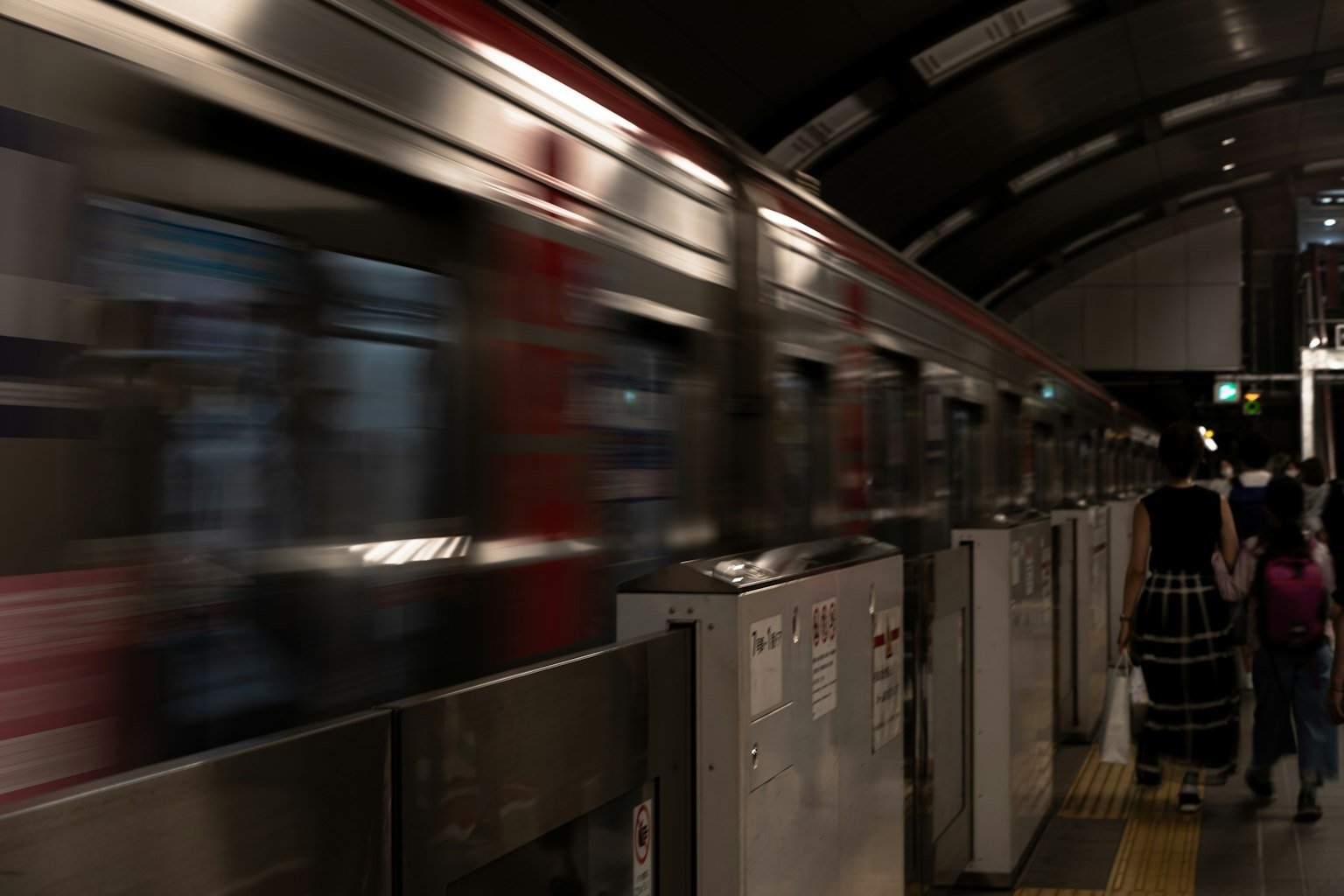 動いている電車と駅の風景が映る写真