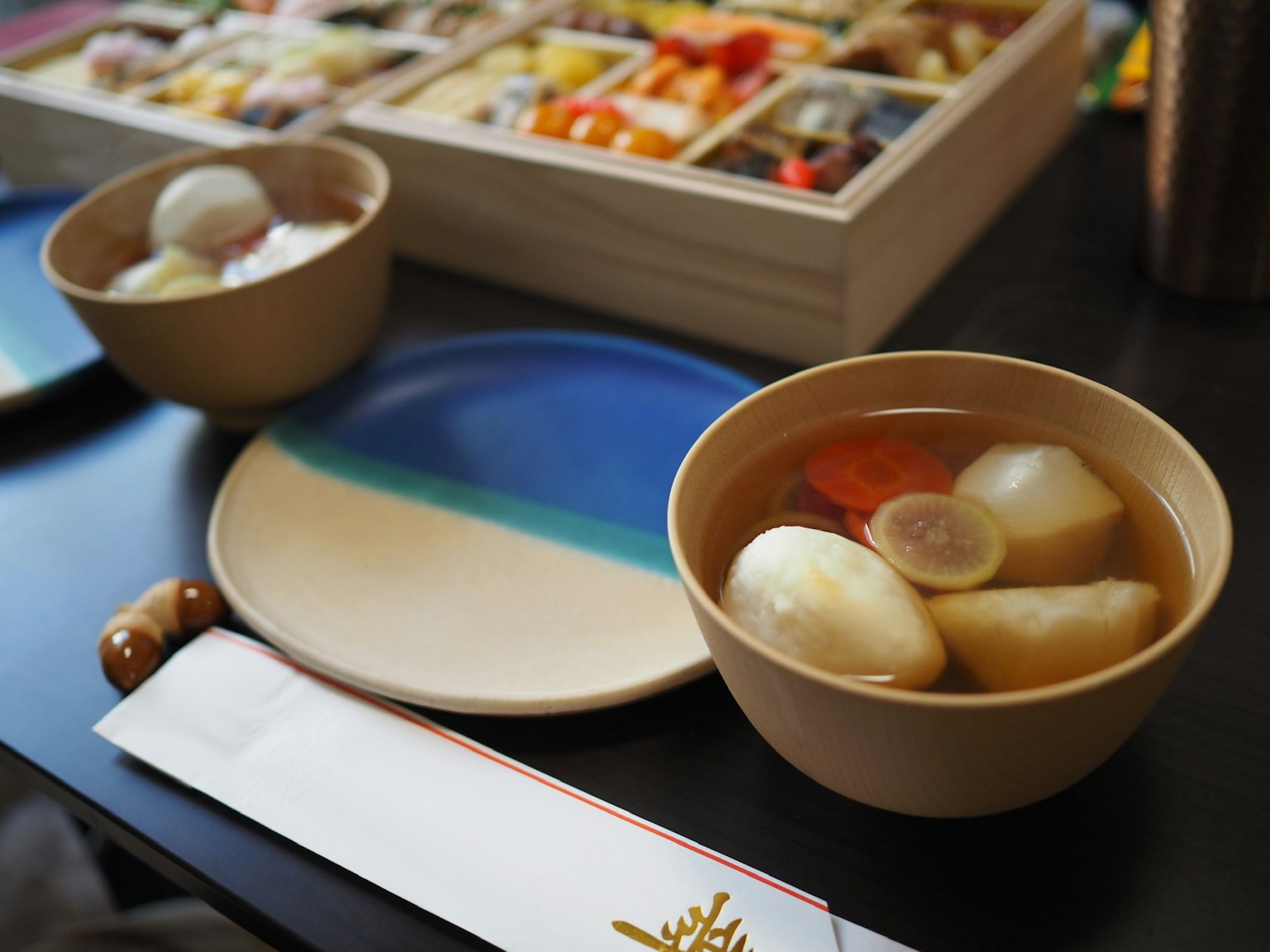 Meja yang indah disusun dengan sushi berwarna-warni dan mangkuk sup