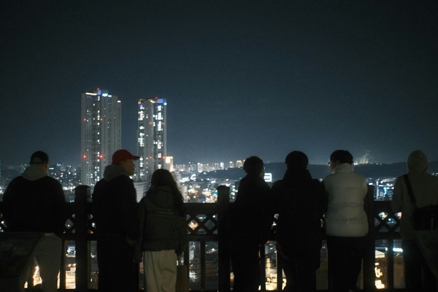 人們欣賞夜景,背景中有摩天大樓