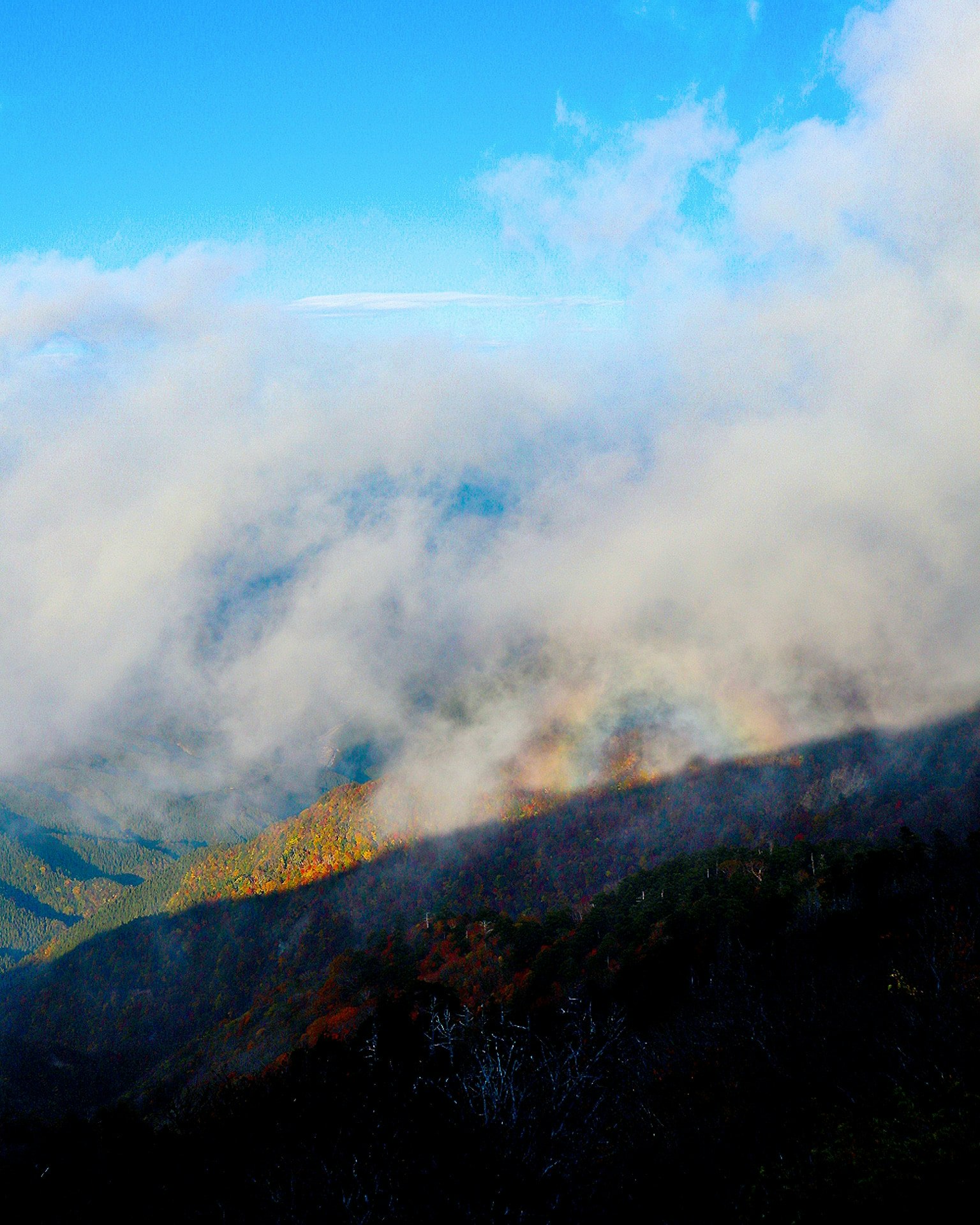Paisaje montañoso con cielo azul y nubes