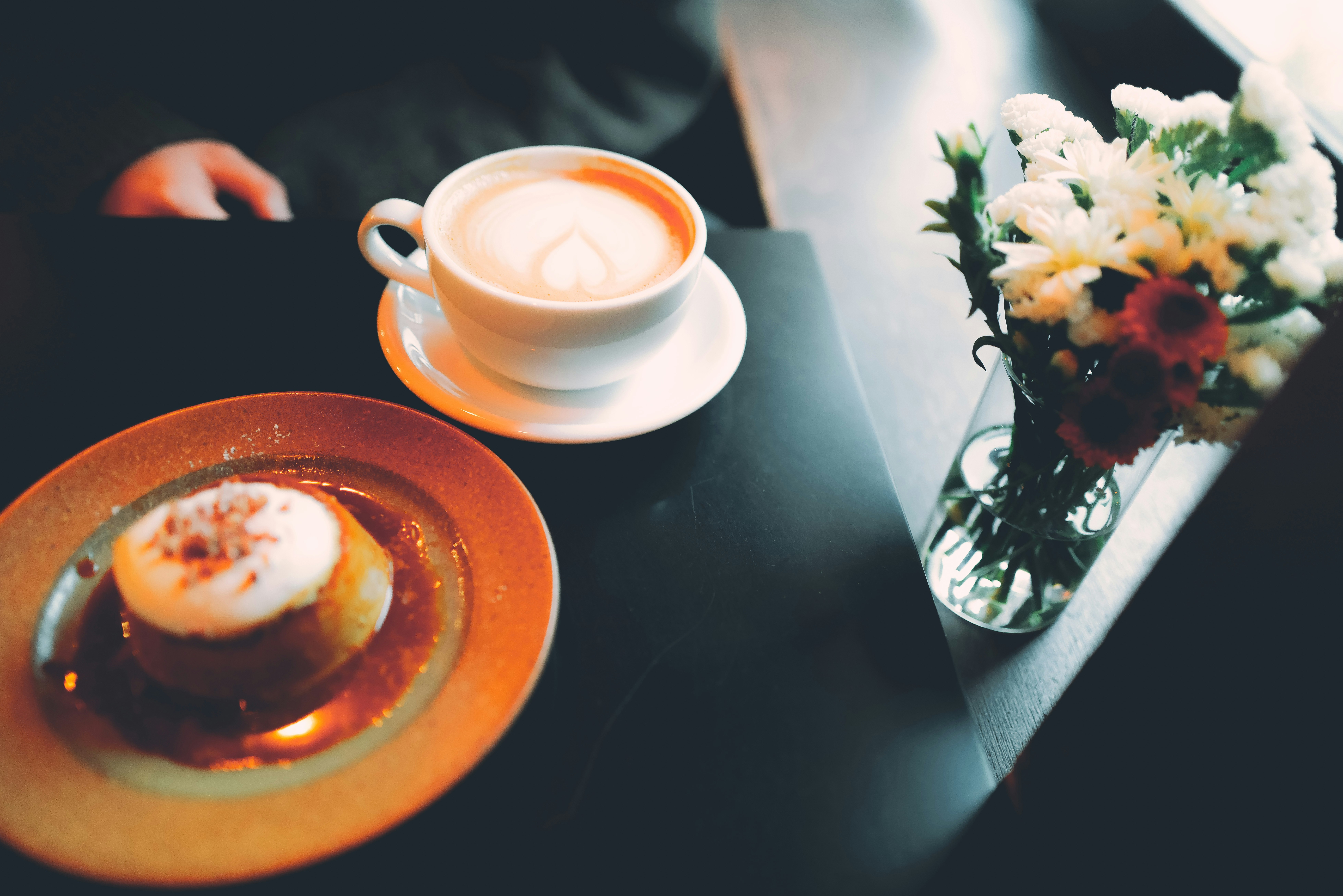 カフェのテーブルに並ぶスープと花束