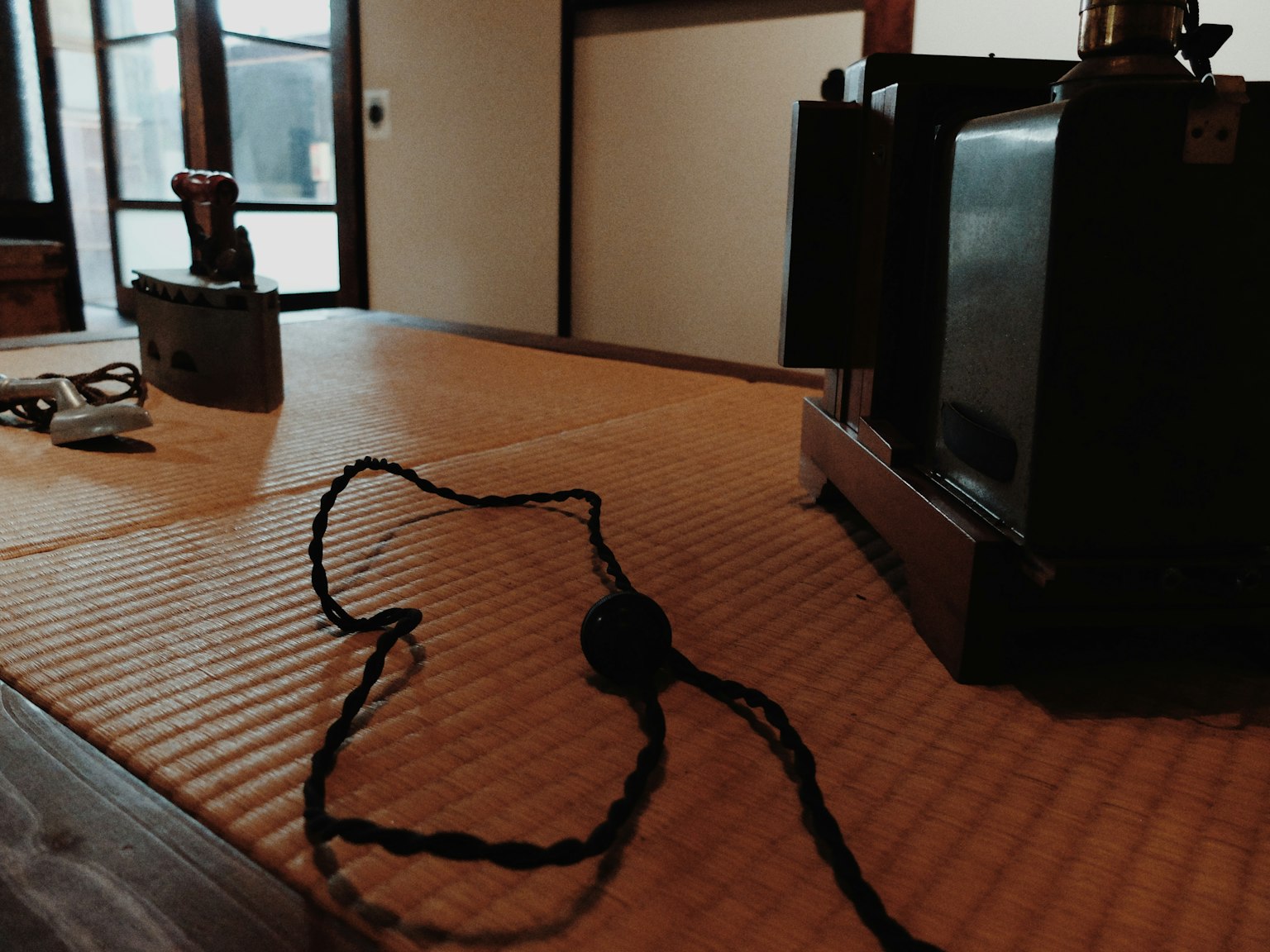 Máy cũ và dây trên bàn tatami truyền thống Nhật Bản