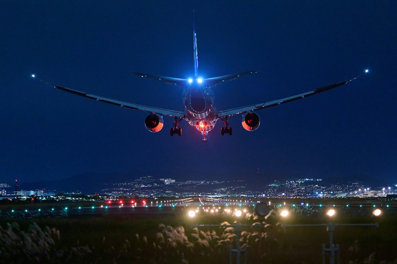 Scena di atterraggio di un aereo contro un cielo notturno Luci dell'aereo che brillano
