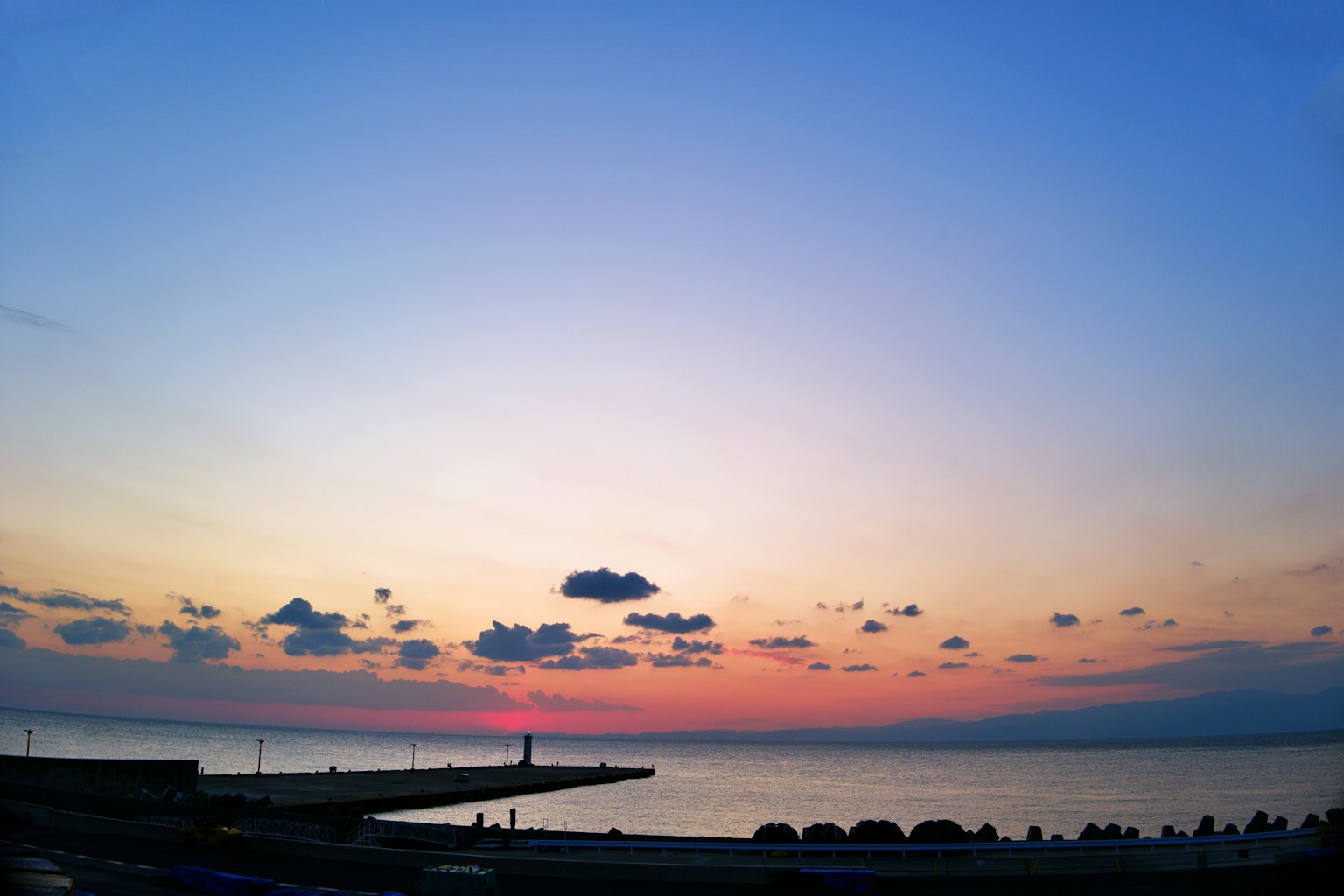 海上美丽的日落景色，云彩和灯塔