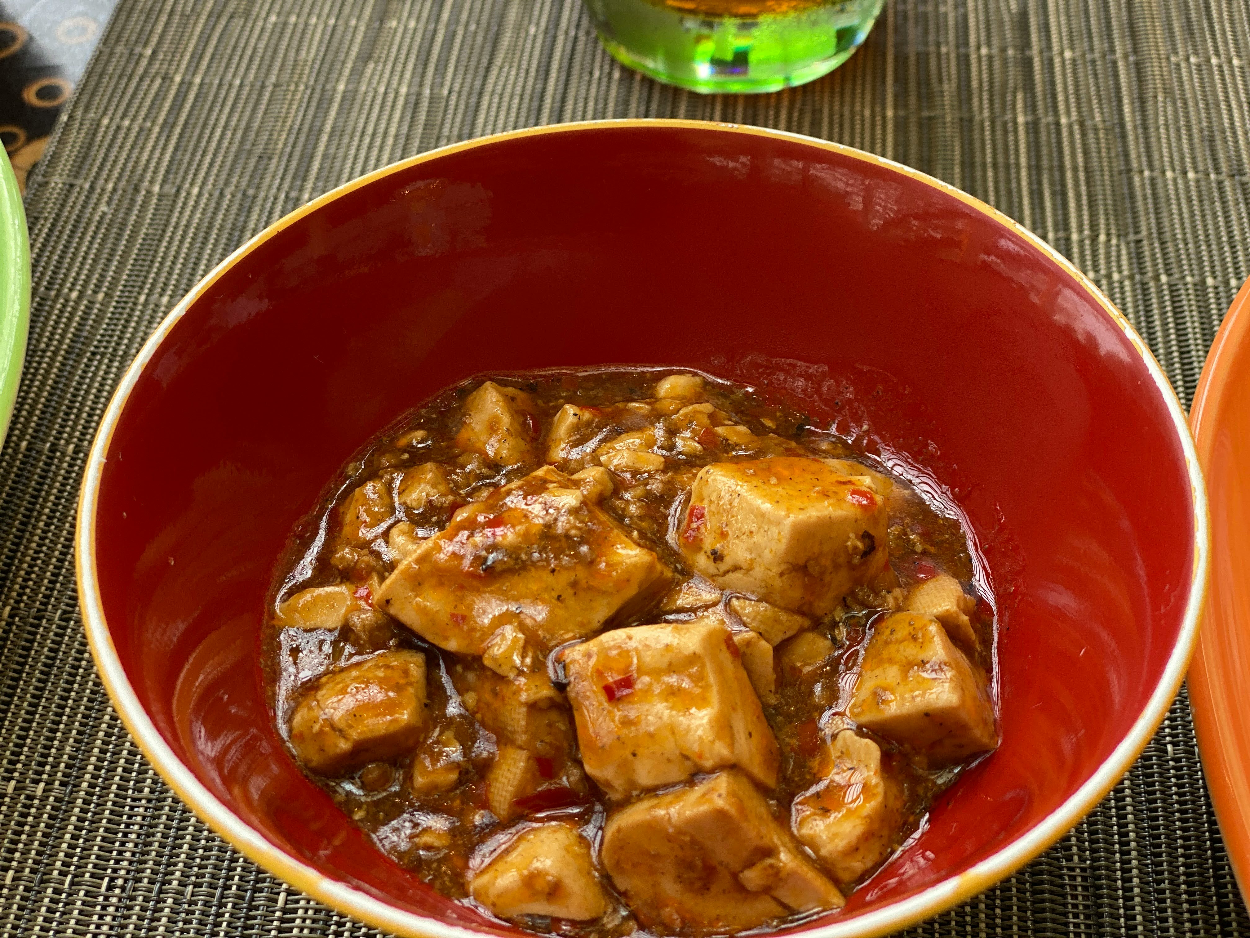 赤い器に盛られた麻婆豆腐風の煮込み