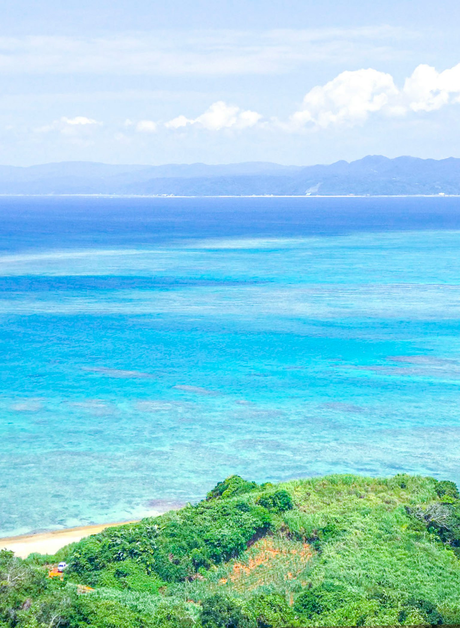 Vista panoramica di un oceano blu e colline verdi