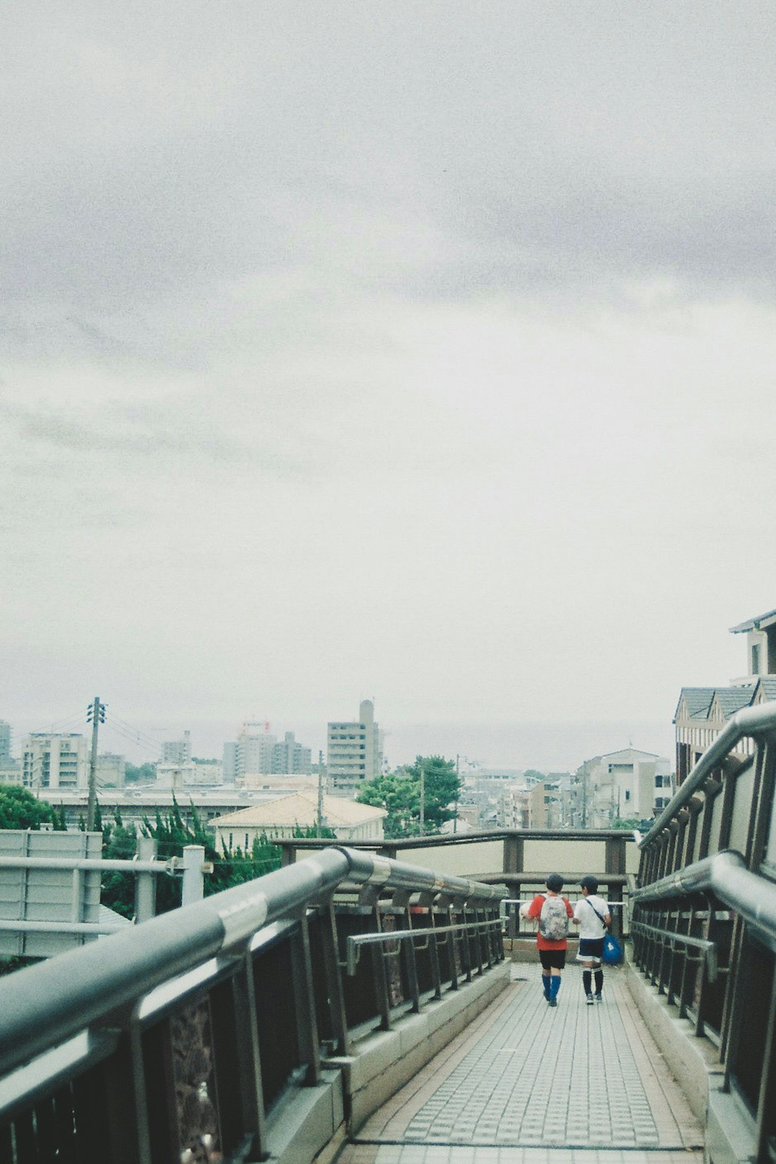 ผู้คนเดินอยู่บนสะพานในทิวทัศน์เมือง