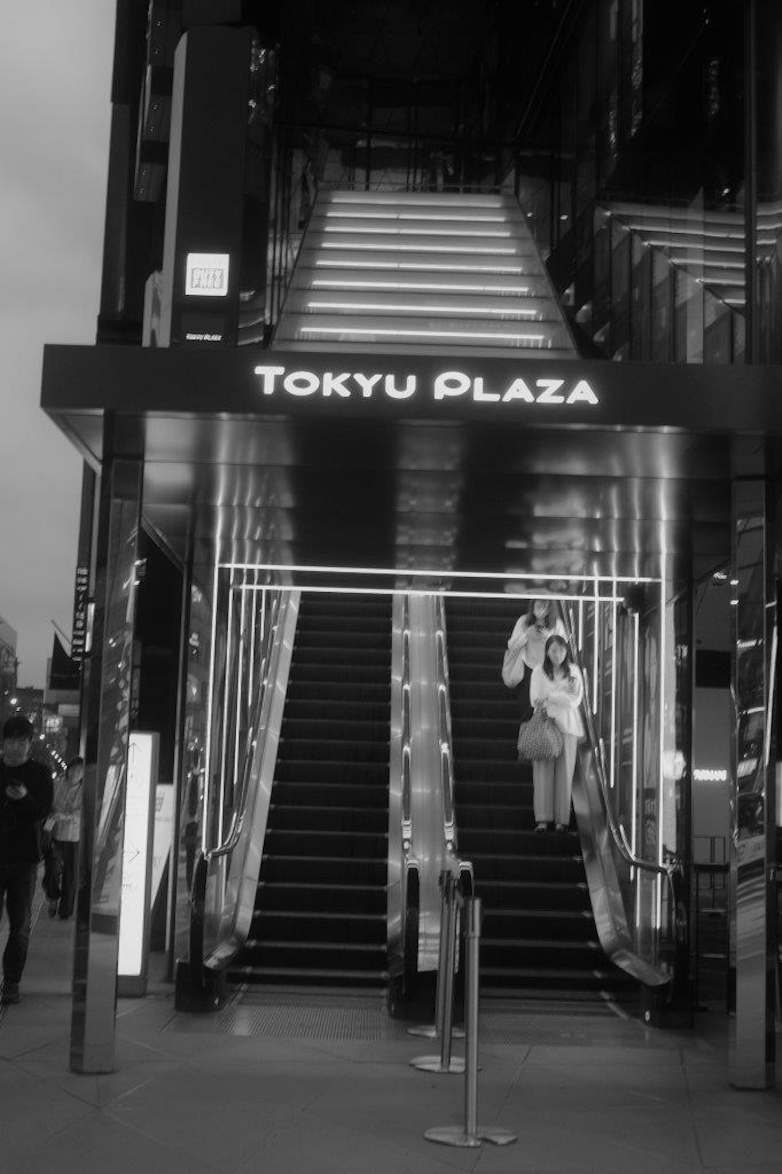 Scale mobili al Tokyu Plaza con design moderno