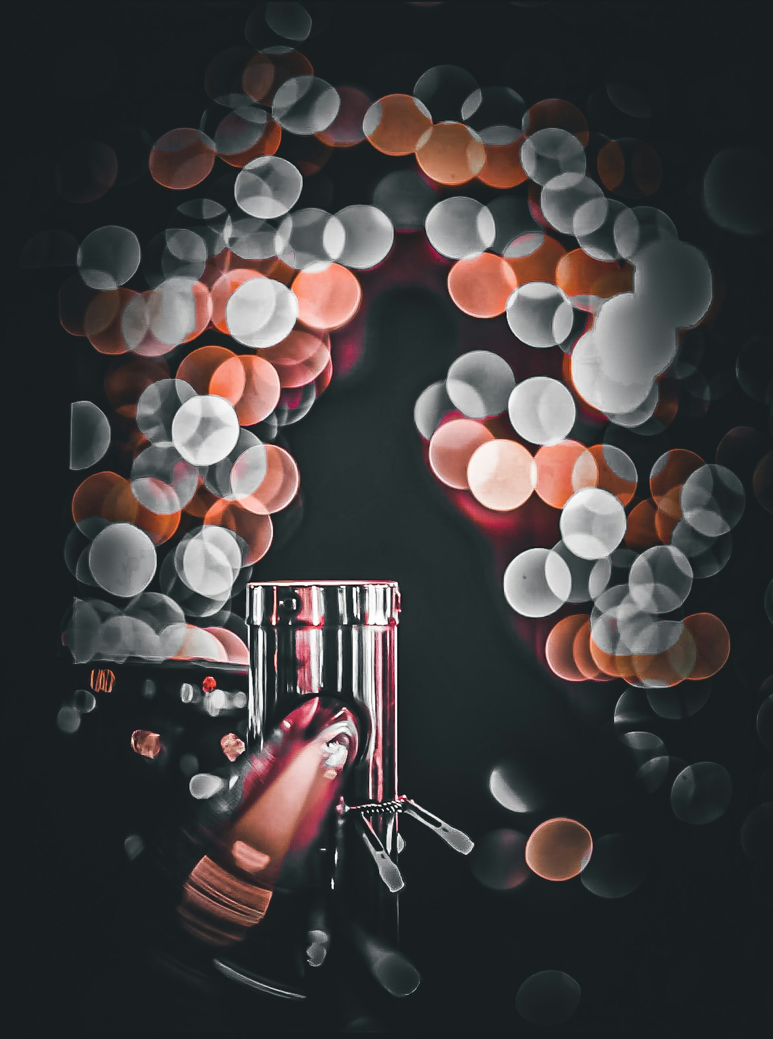 圖像展示了生動的散景色彩和金屬調酒 shaker