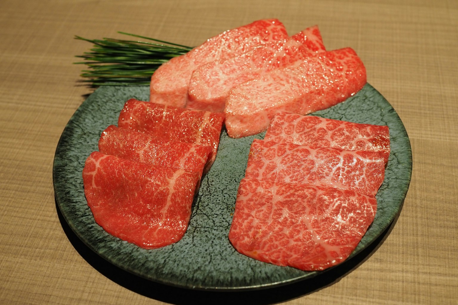 ชิ้นเนื้อวากิวอันอร่อยวางอยู่บนจาน