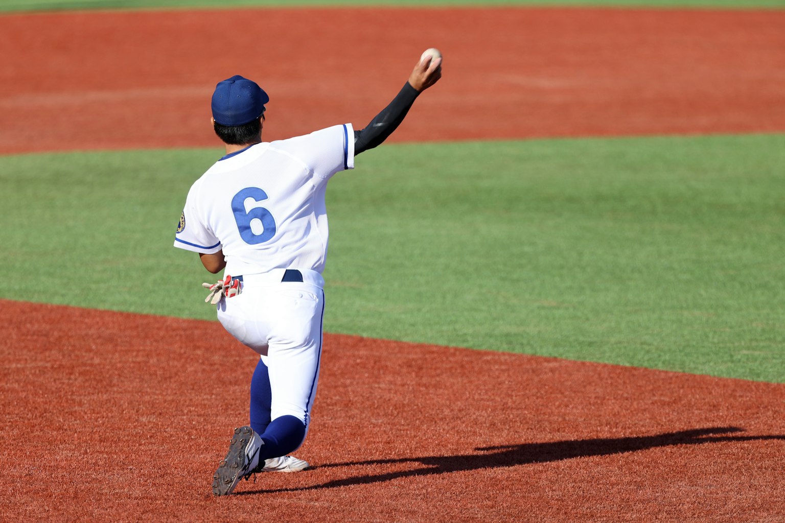 Giocatore di baseball che lancia una palla durante una partita