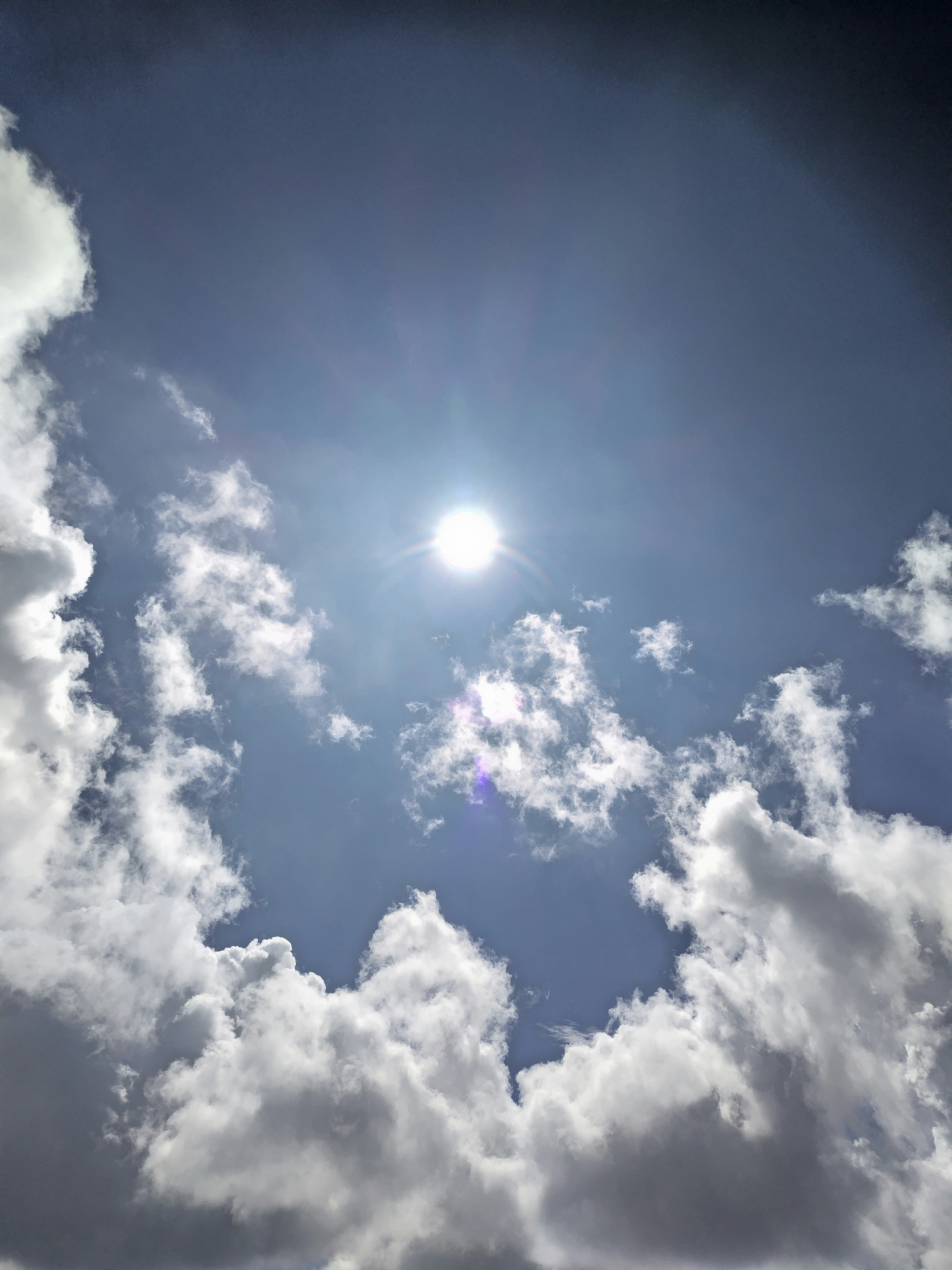 青空に浮かぶ雲と太陽の光