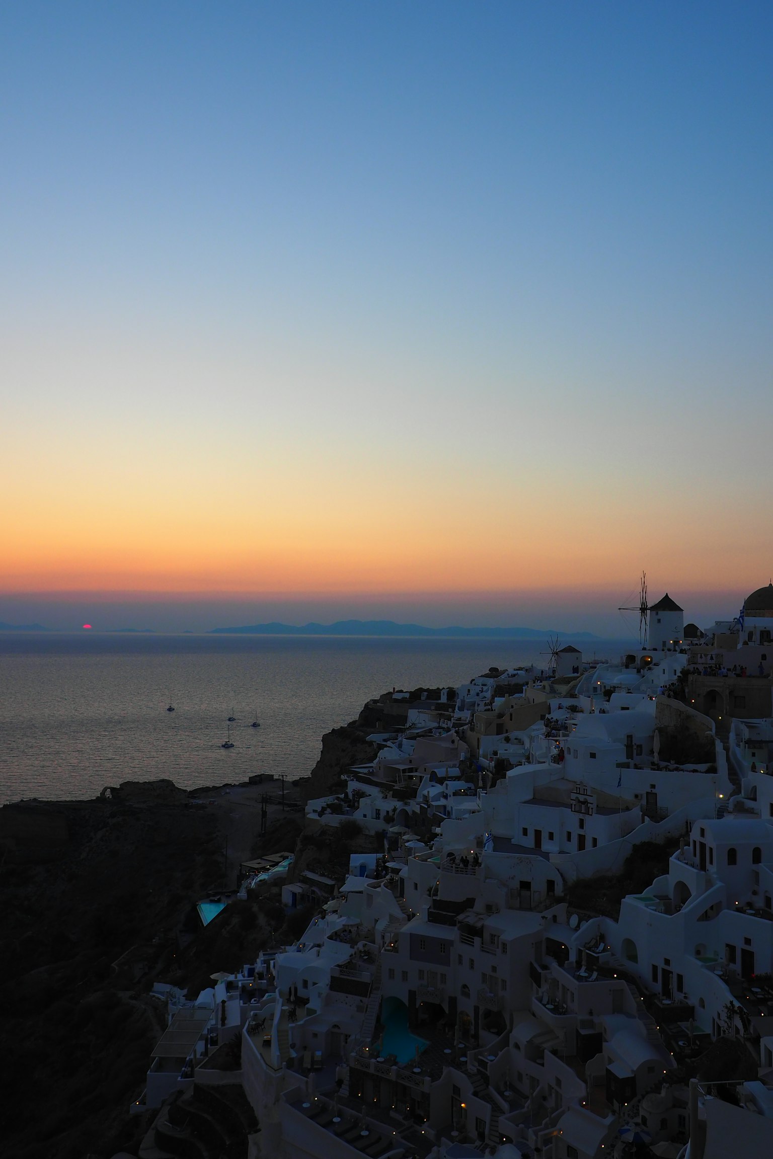 Hoàng hôn ở Santorini với các tòa nhà trắng và tầm nhìn ra biển