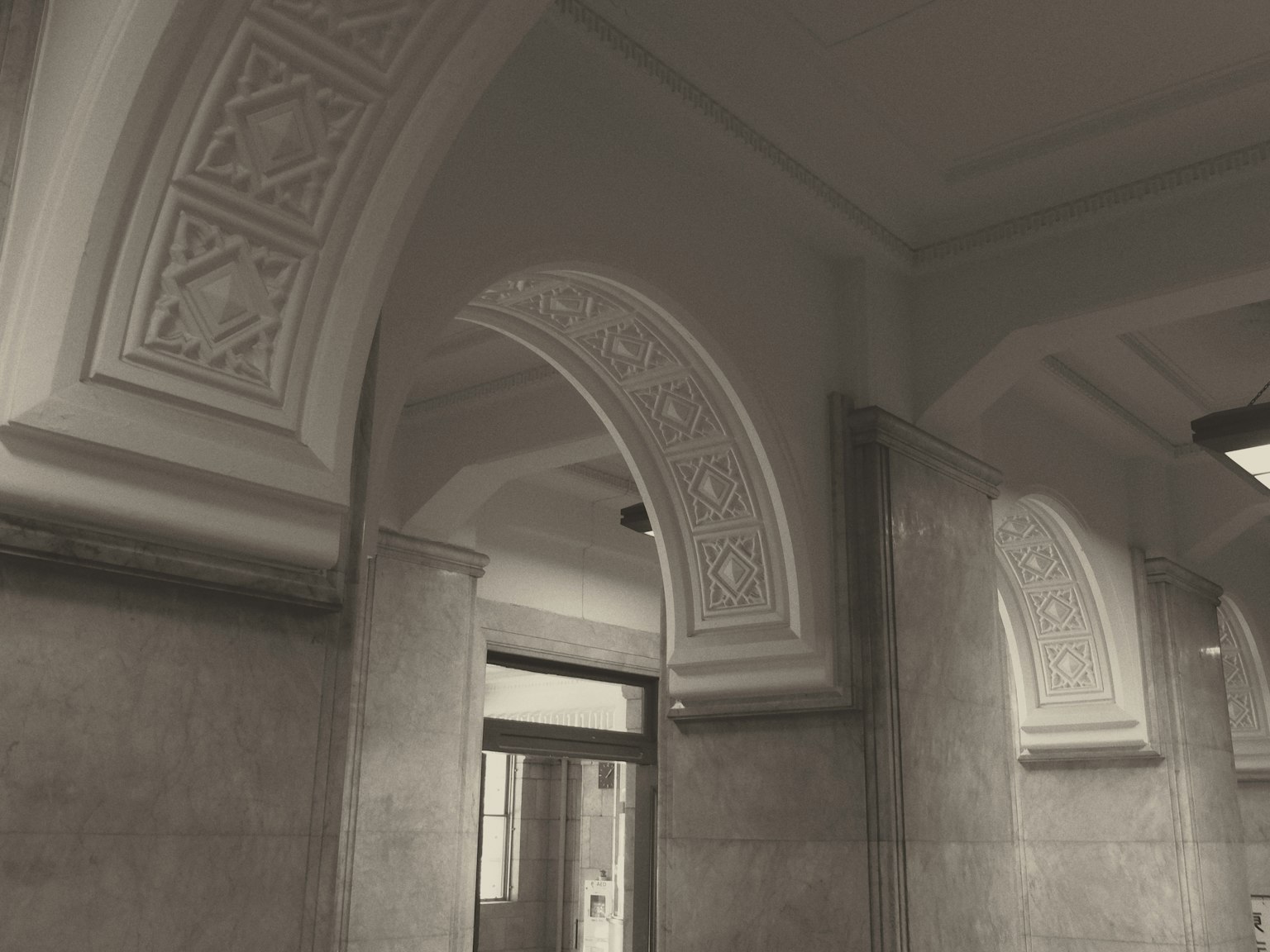 Interior dengan lengkungan dekoratif dan desain dinding yang canggih