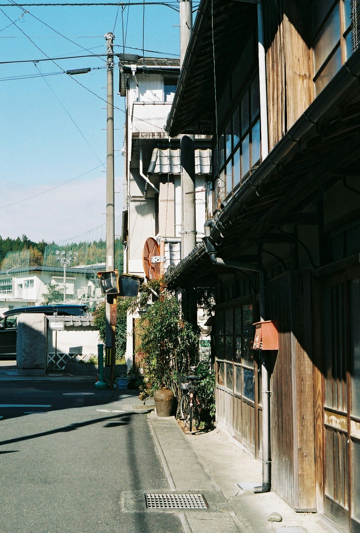 木造の建物が並ぶ路地の風景