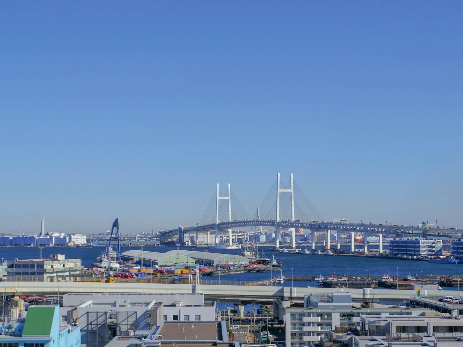 Vista del puente de Yokohama bajo un cielo azul claro