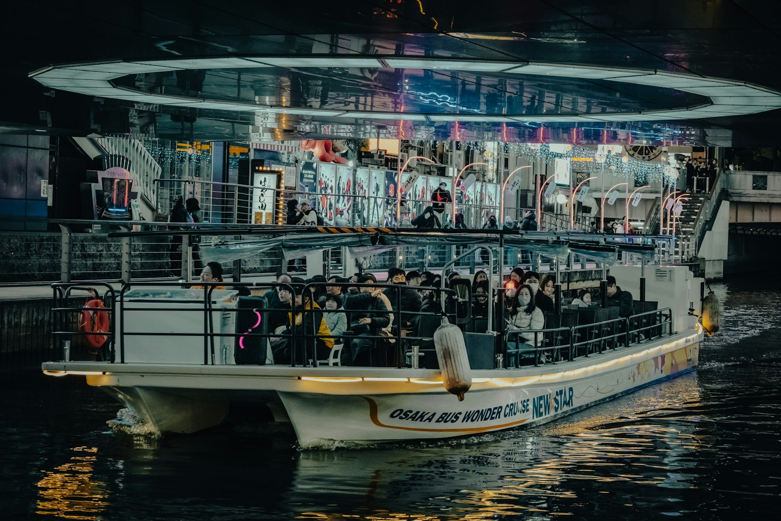 夜晚河上的观光船和乘客