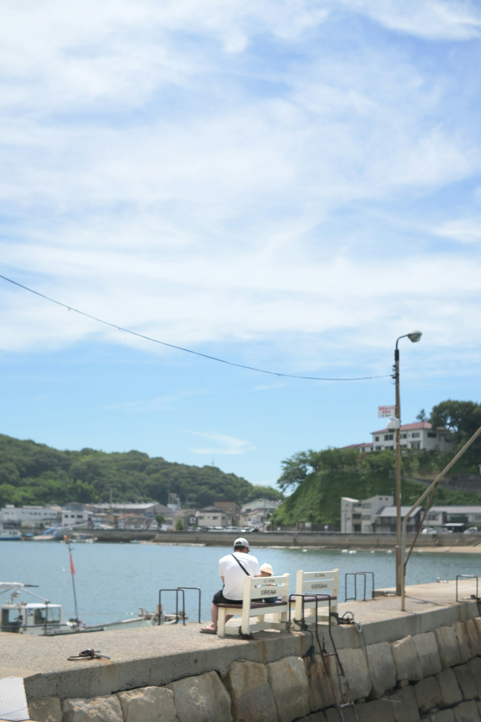 Un hombre sentado junto al mar con una vista tranquila