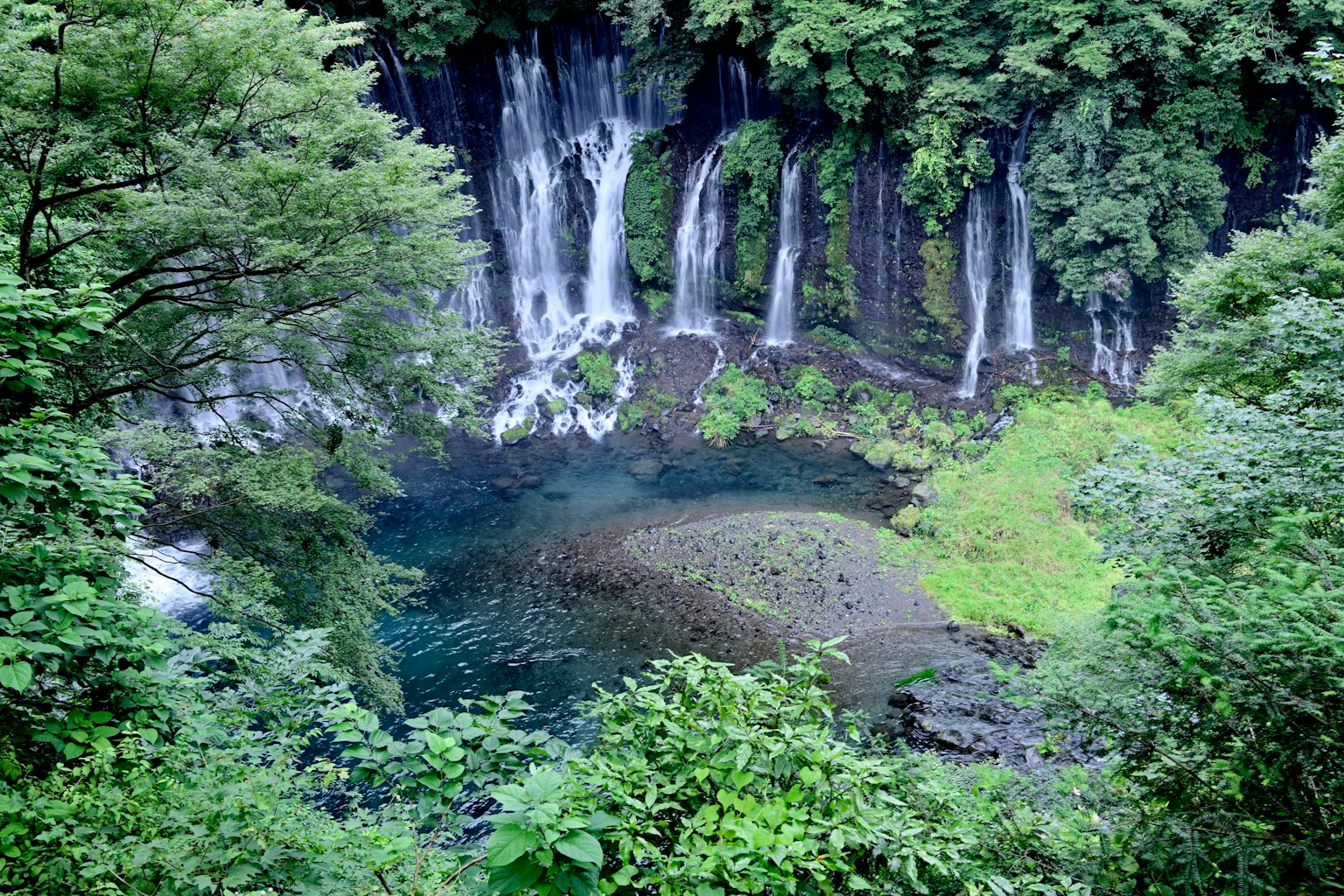 Vue pittoresque de chutes d'eau entourées de verdure luxuriante