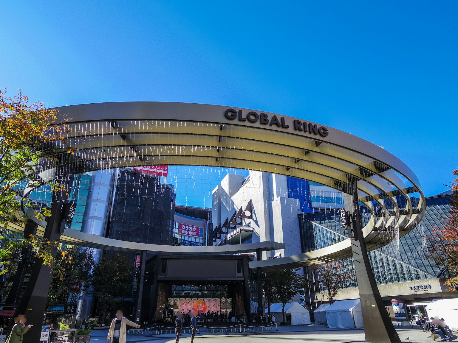 Cấu trúc hiện đại của Global Bingo với bầu trời xanh rõ