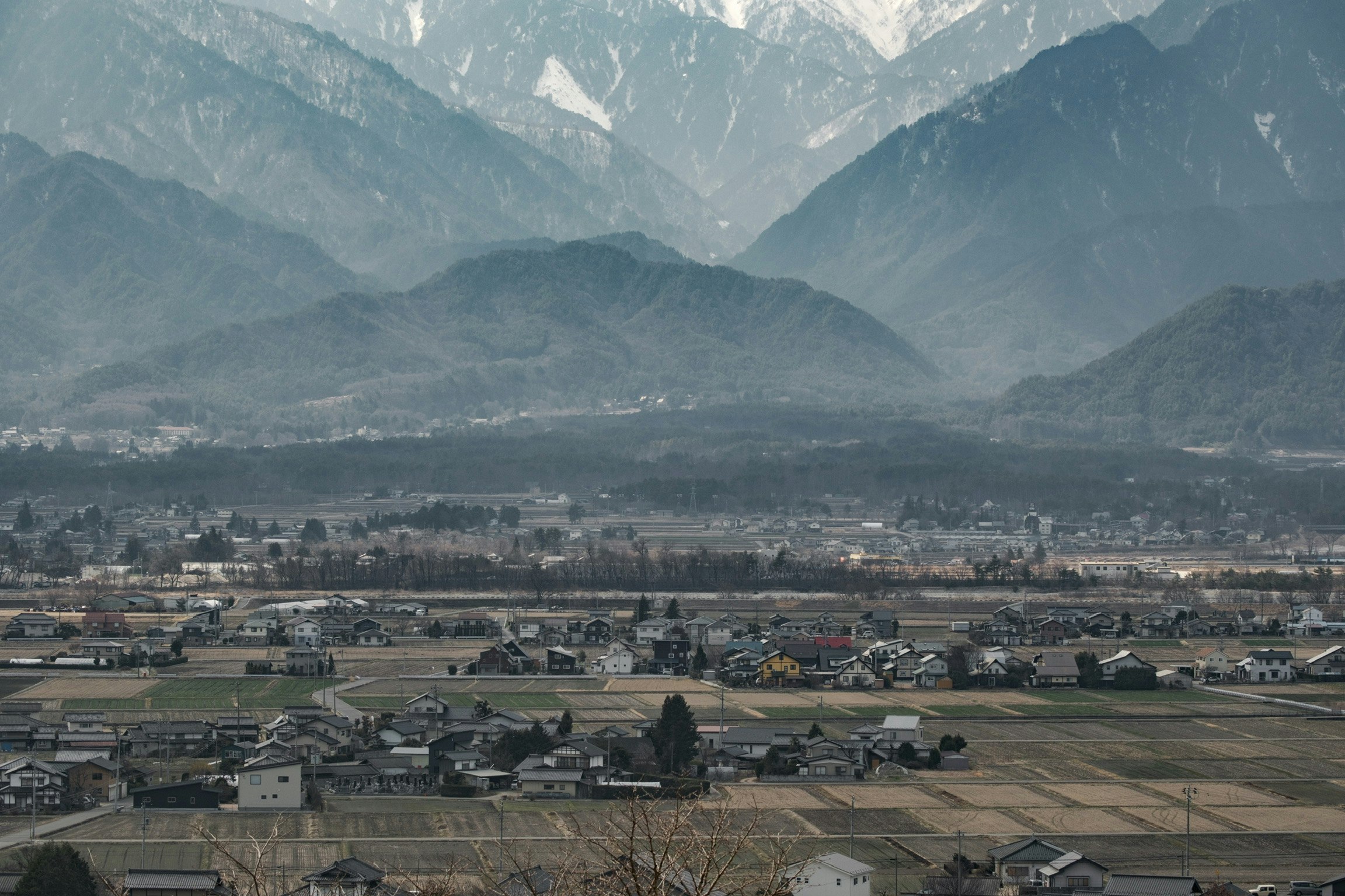 群山环抱山谷中的城镇与农田景观