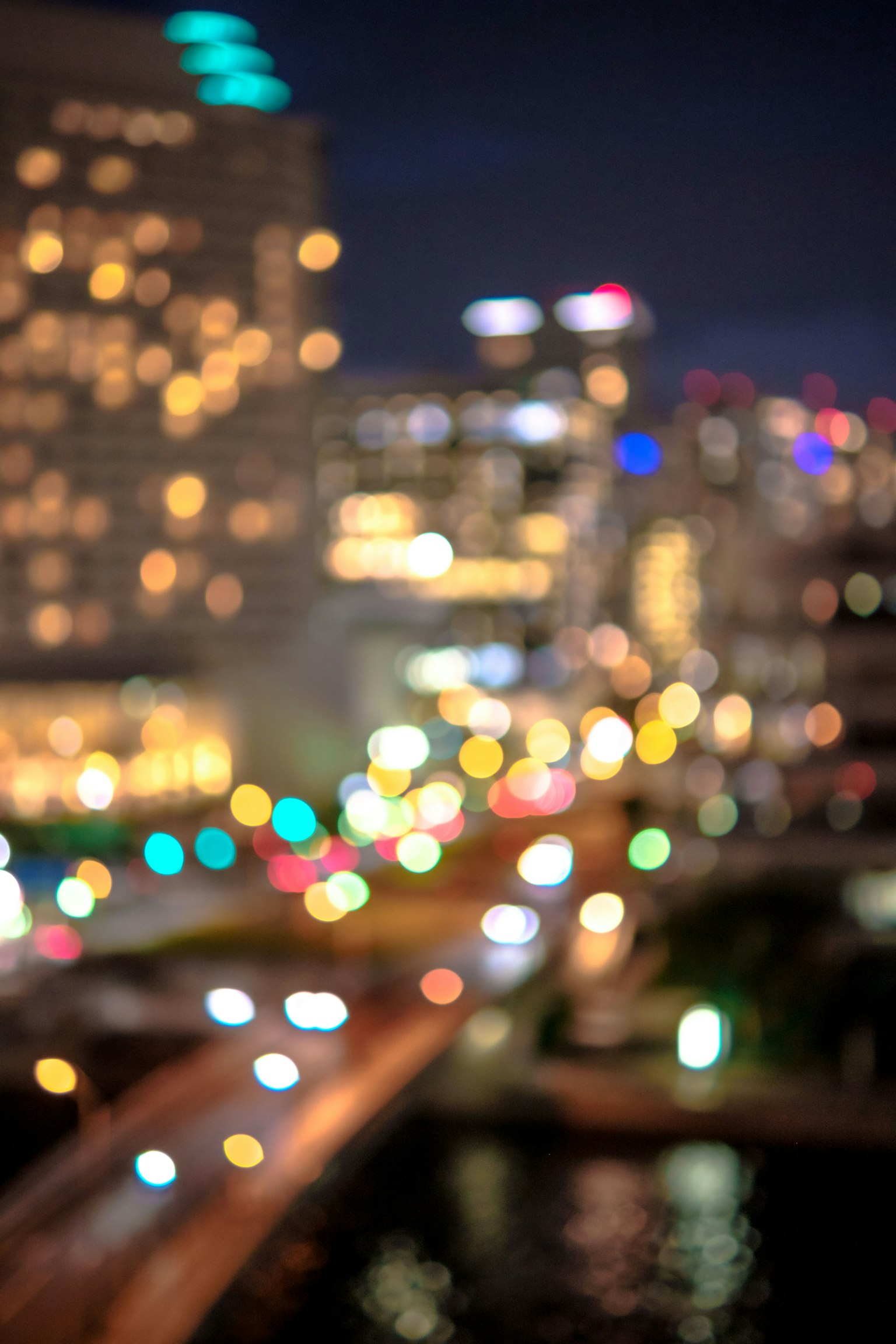 夜晚模糊的城市燈光