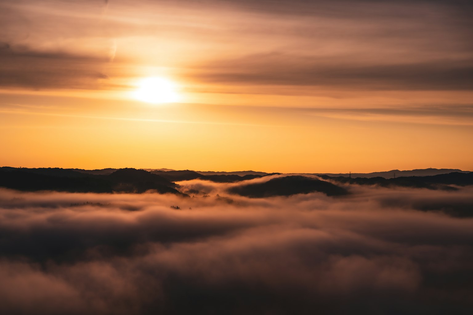 Un paisaje hermoso con el sol brillando sobre las nubes