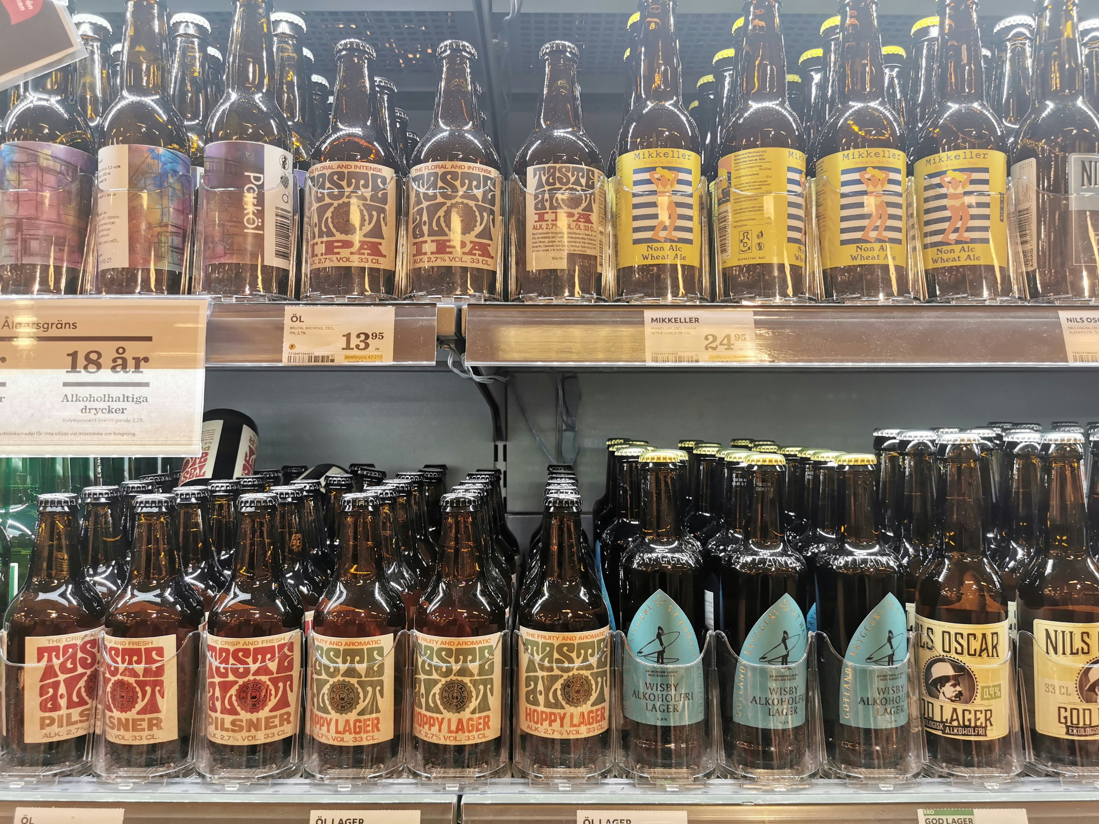 商店貨架上陳列的啤酒瓶與罐
