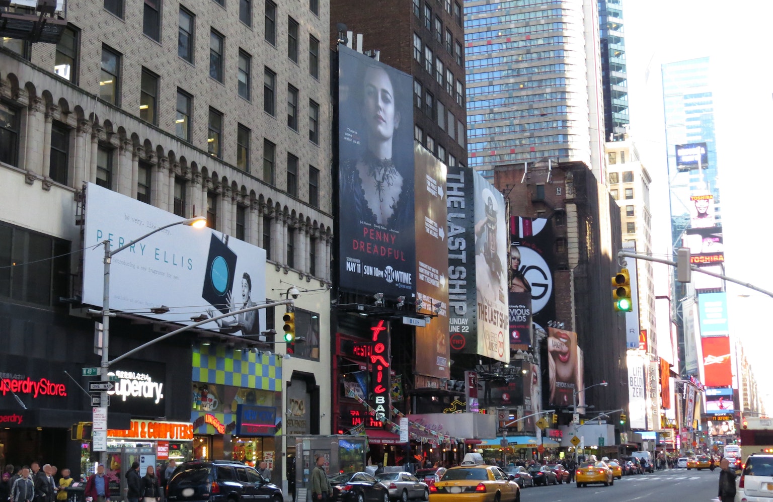 Scena di strada affollata a Times Square con grandi pubblicità e taxi