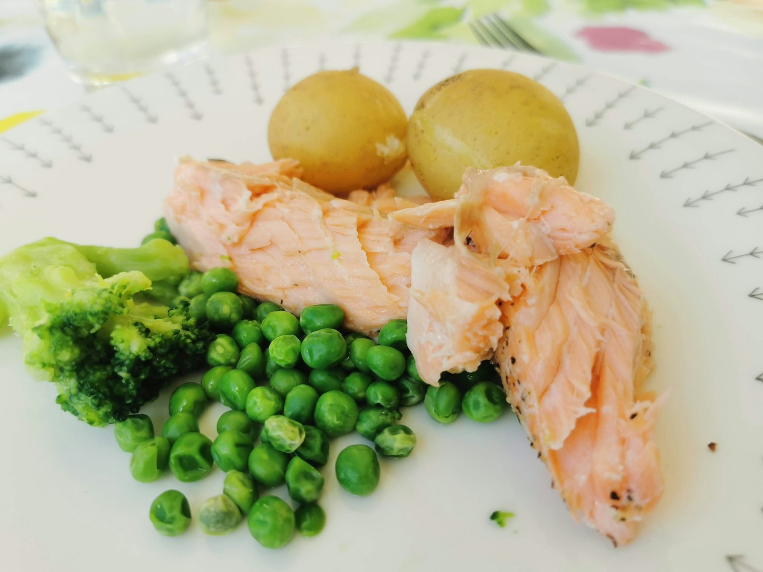 Assiette avec filet de saumon brocoli petits pois et pommes de terre bouillies