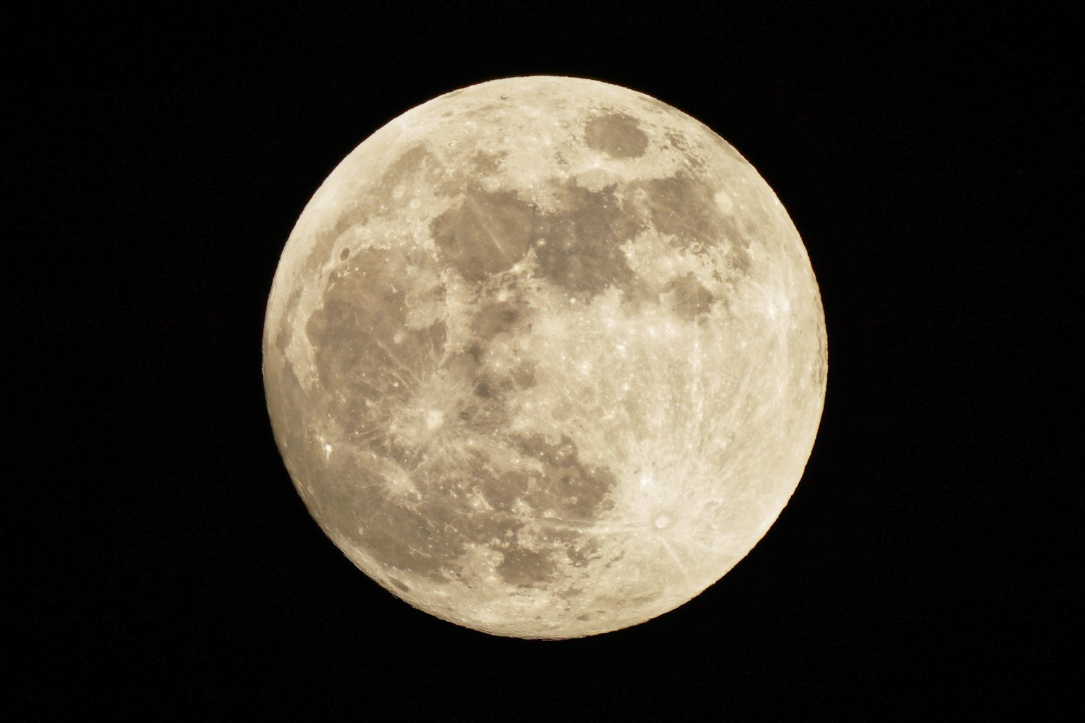 Gambar bulan purnama cerah dengan kawah terperinci di langit gelap