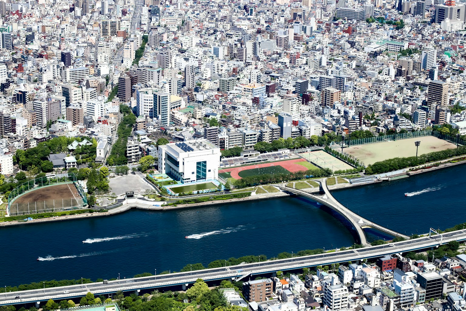 Vue aérienne d'une ville avec des gratte-ciel et une rivière