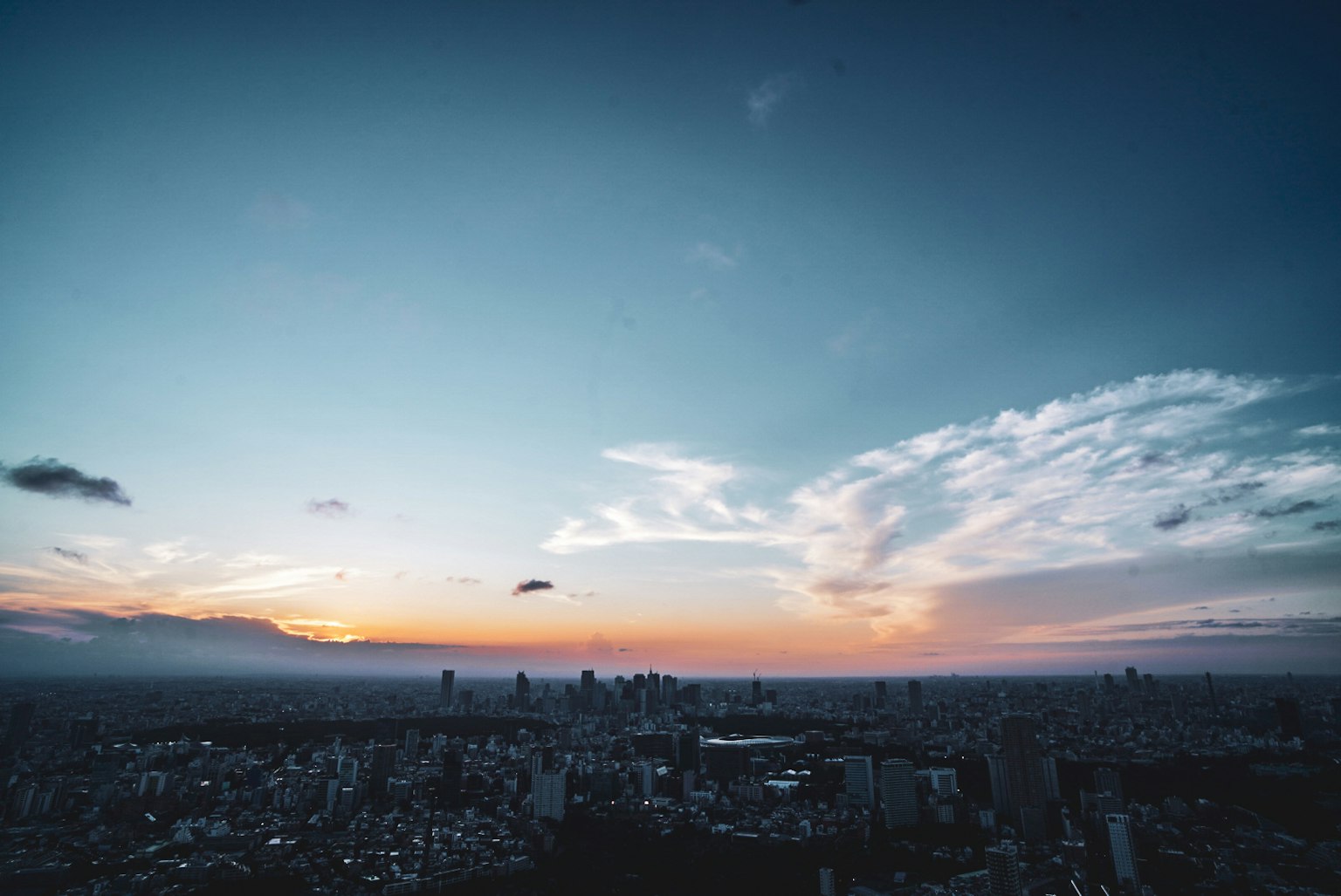 城市天際線在日落時分與多彩的雲彩
