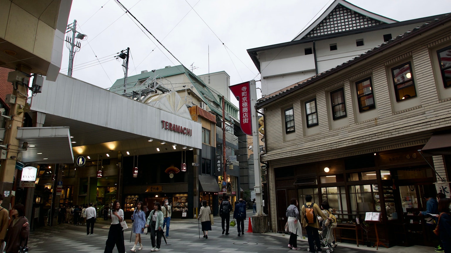 Scena di strada con edifici tradizionali e strutture moderne con pedoni