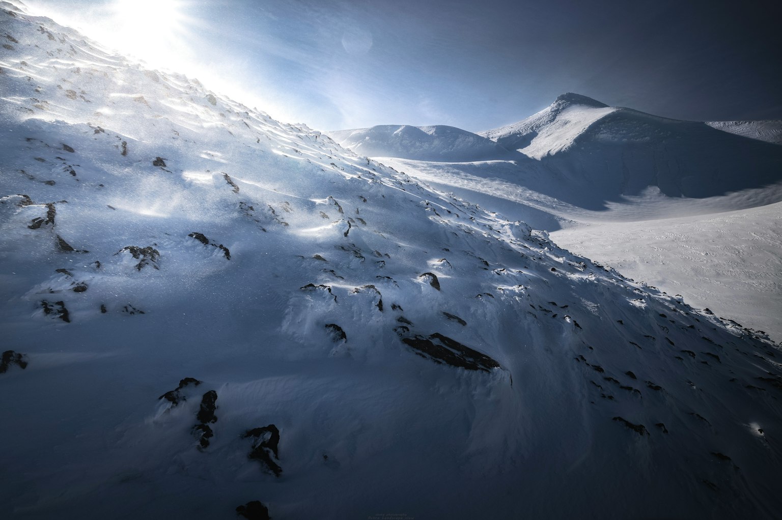 Pendio di montagna coperto di neve con cielo blu