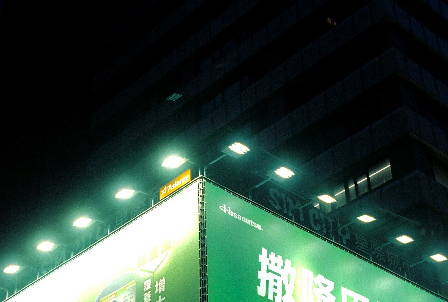 insegne illuminate al neon sulla facciata di un edificio di notte